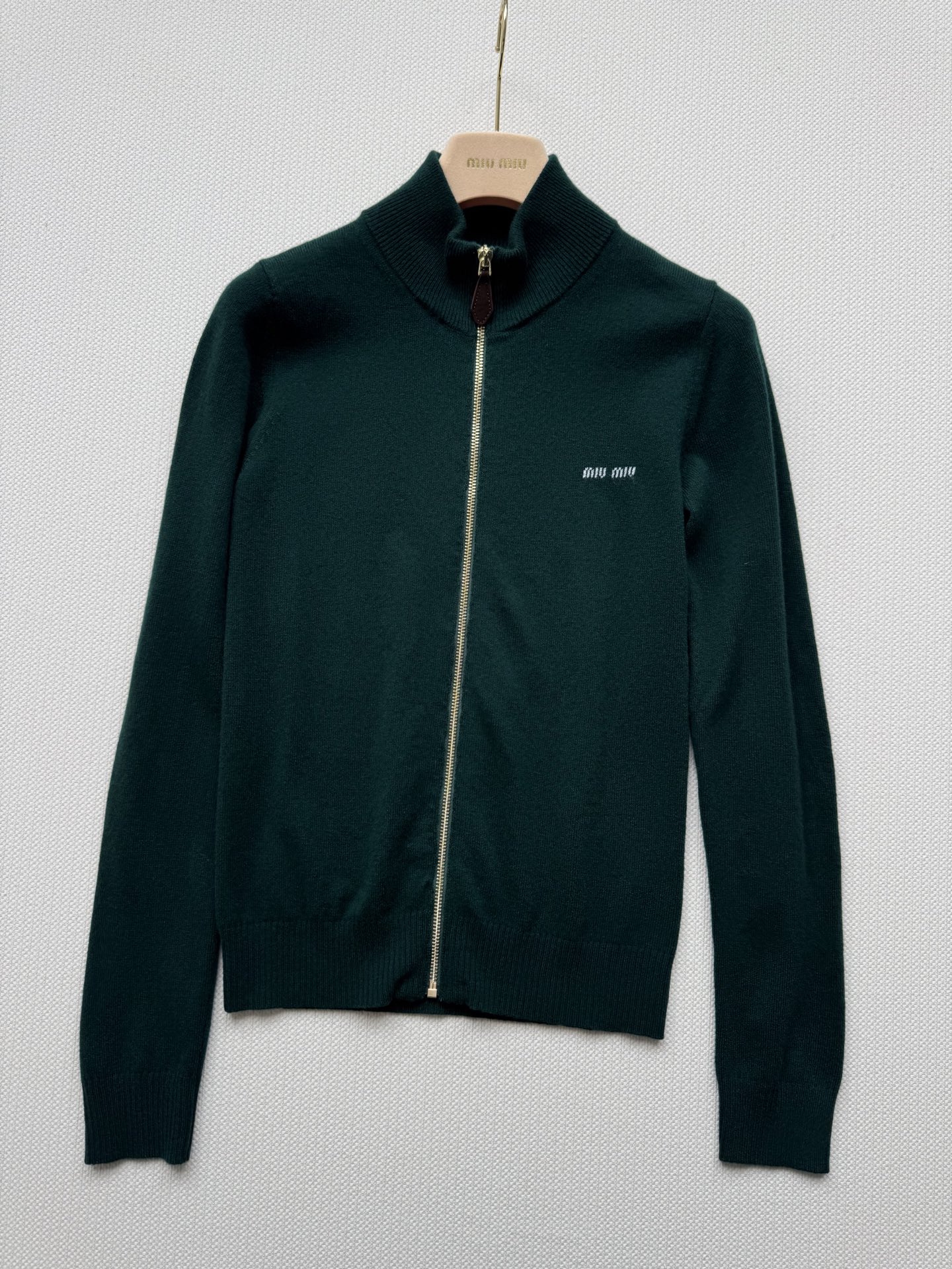 MiuMi* 25Fw早秋新款 墨绿色拉链立领羊毛开衫 原版开发！高版出品！采用百分百羊毛材质面料，触感