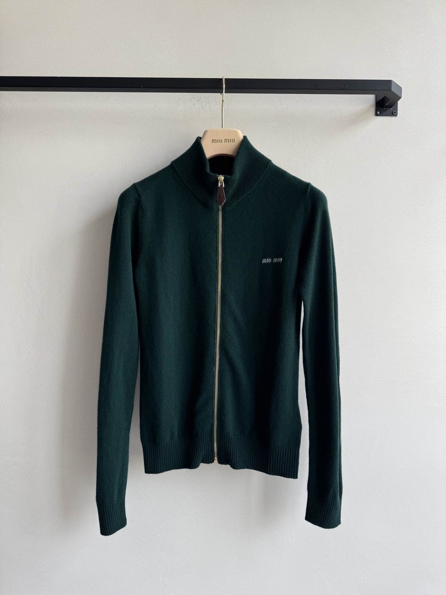 MiuMi* 25Fw早秋新款 墨绿色拉链立领羊毛开衫 原版开发！高版出品！采用百分百羊毛材质面料，触感