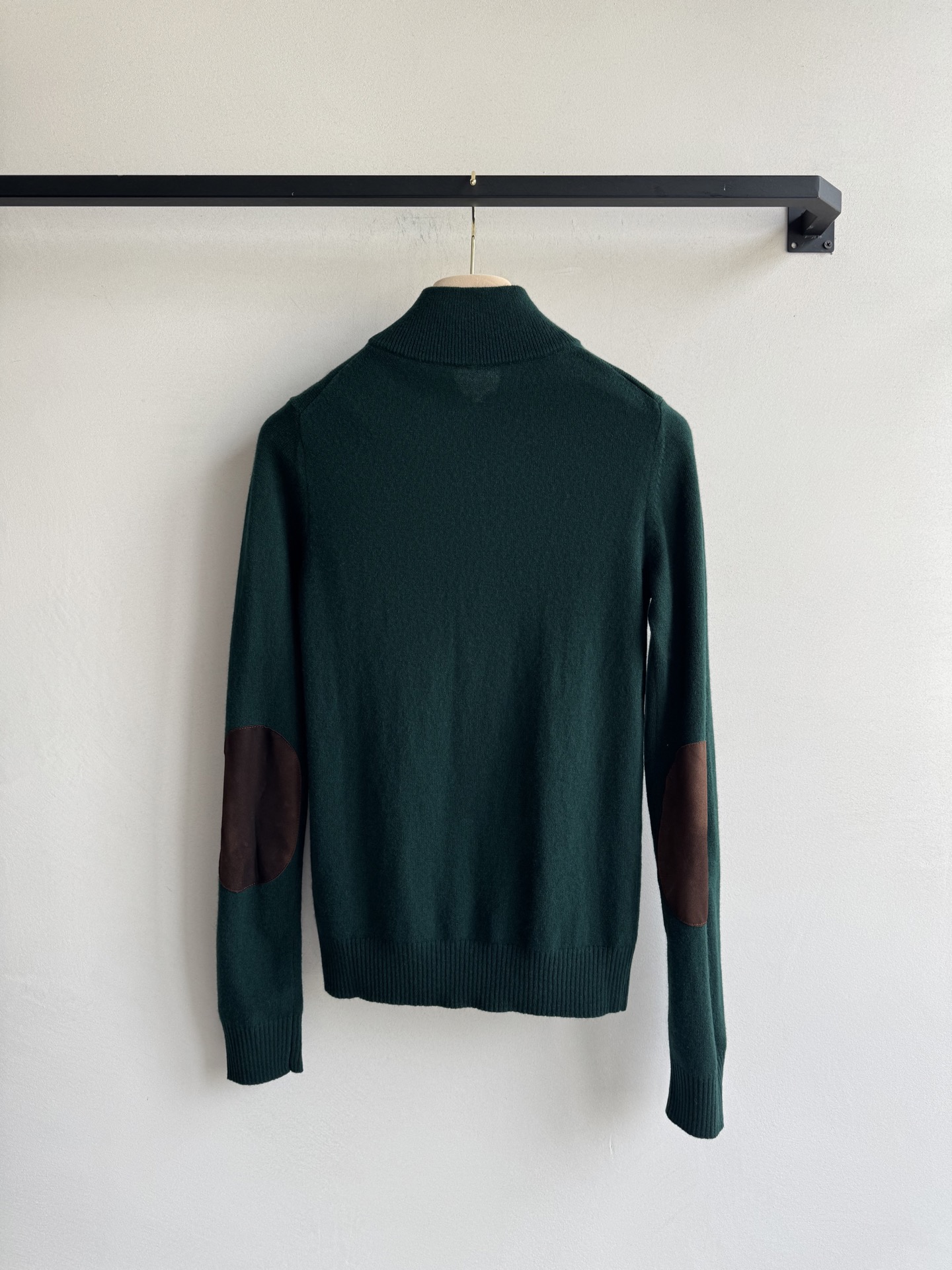 MiuMi* 25Fw早秋新款 墨绿色拉链立领羊毛开衫 原版开发！高版出品！采用百分百羊毛材质面料，触感