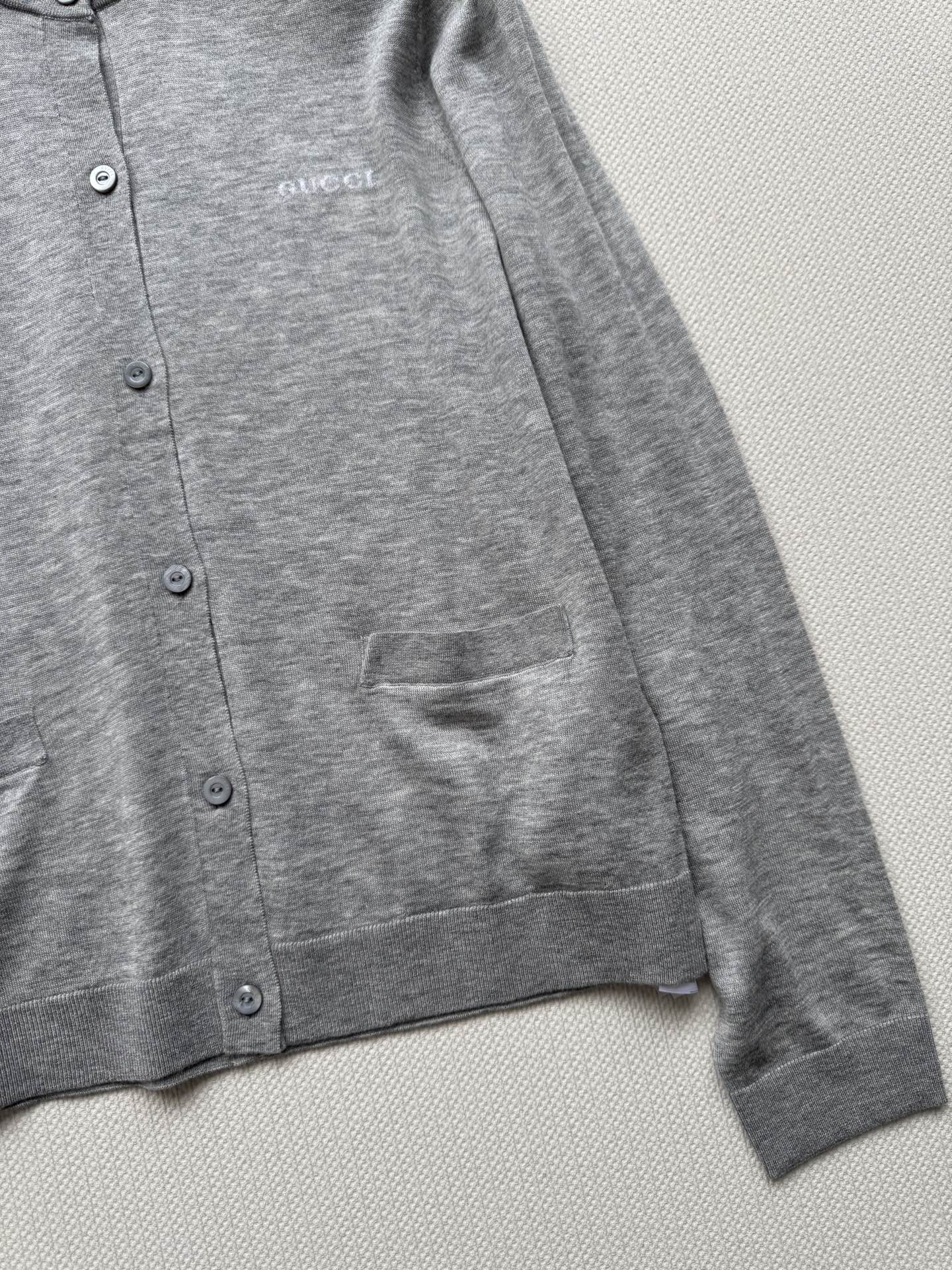 Gucc*🆕新款，灰色针织 70%山羊绒➕30%桑蚕丝，出行必备ＳＭＬ.