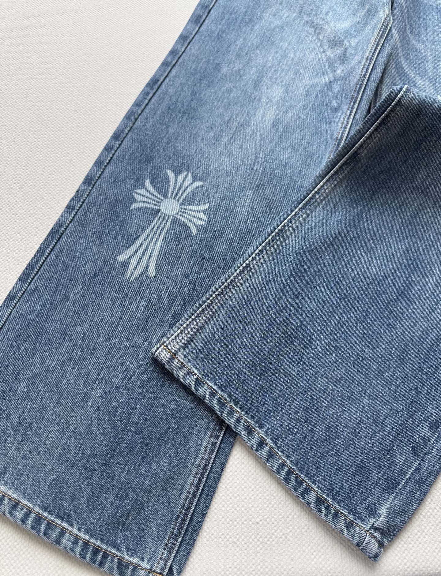 克罗心🆕25秋冬新款，十字架，印章烧花牛仔裤中高腰直筒版型，上身后不挑腿型，非常显腿长，显腿细，加上激光