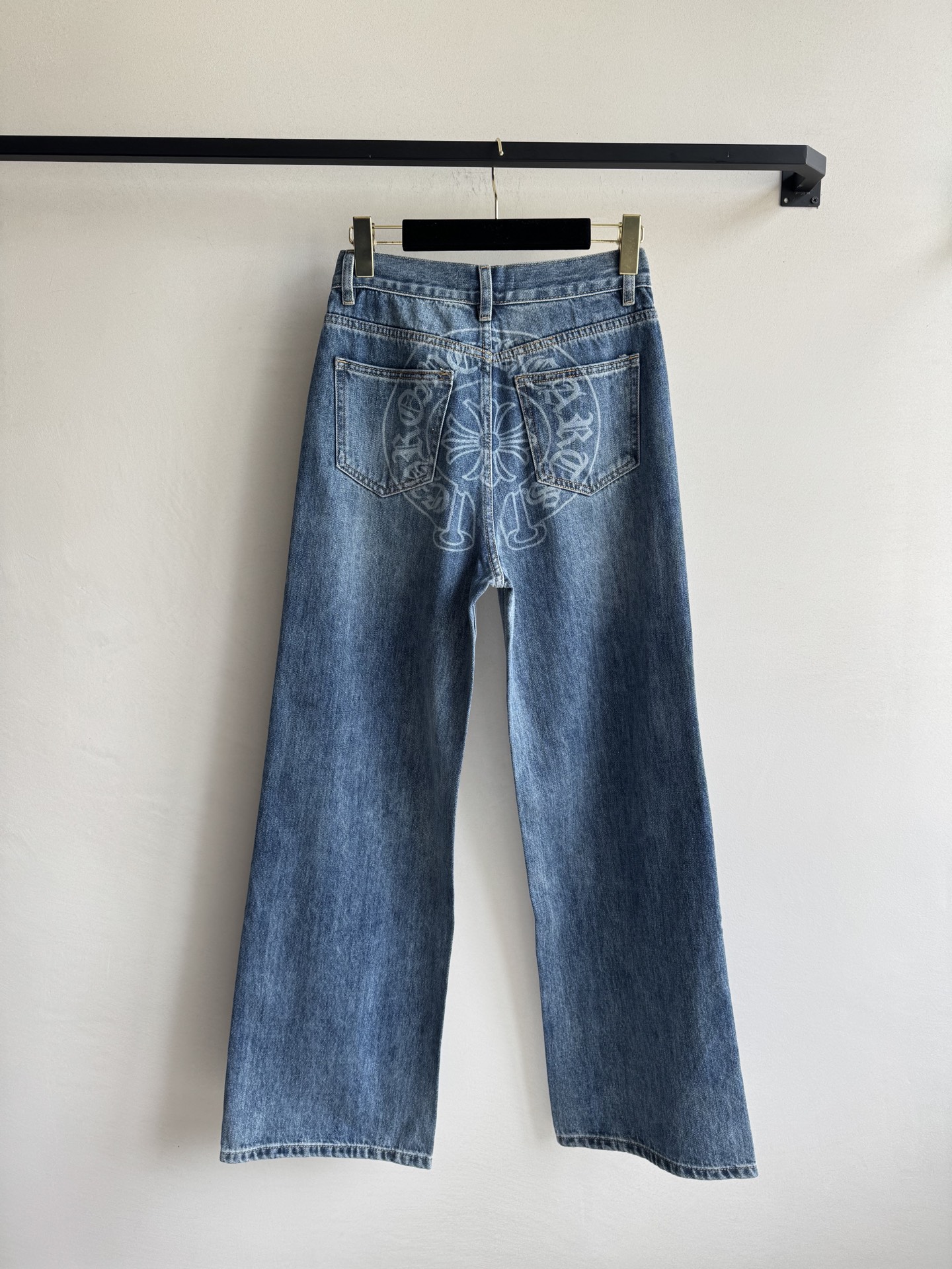 克罗心🆕25秋冬新款，十字架，印章烧花牛仔裤中高腰直筒版型，上身后不挑腿型，非常显腿长，显腿细，加上激光