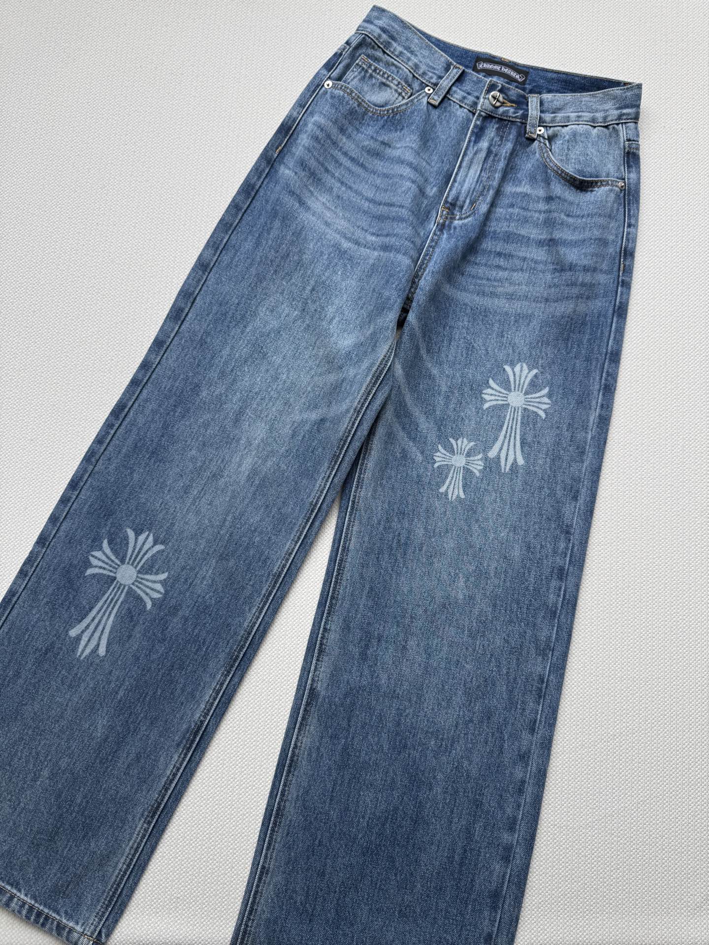 克罗心🆕25秋冬新款，十字架，印章烧花牛仔裤中高腰直筒版型，上身后不挑腿型，非常显腿长，显腿细，加上激光