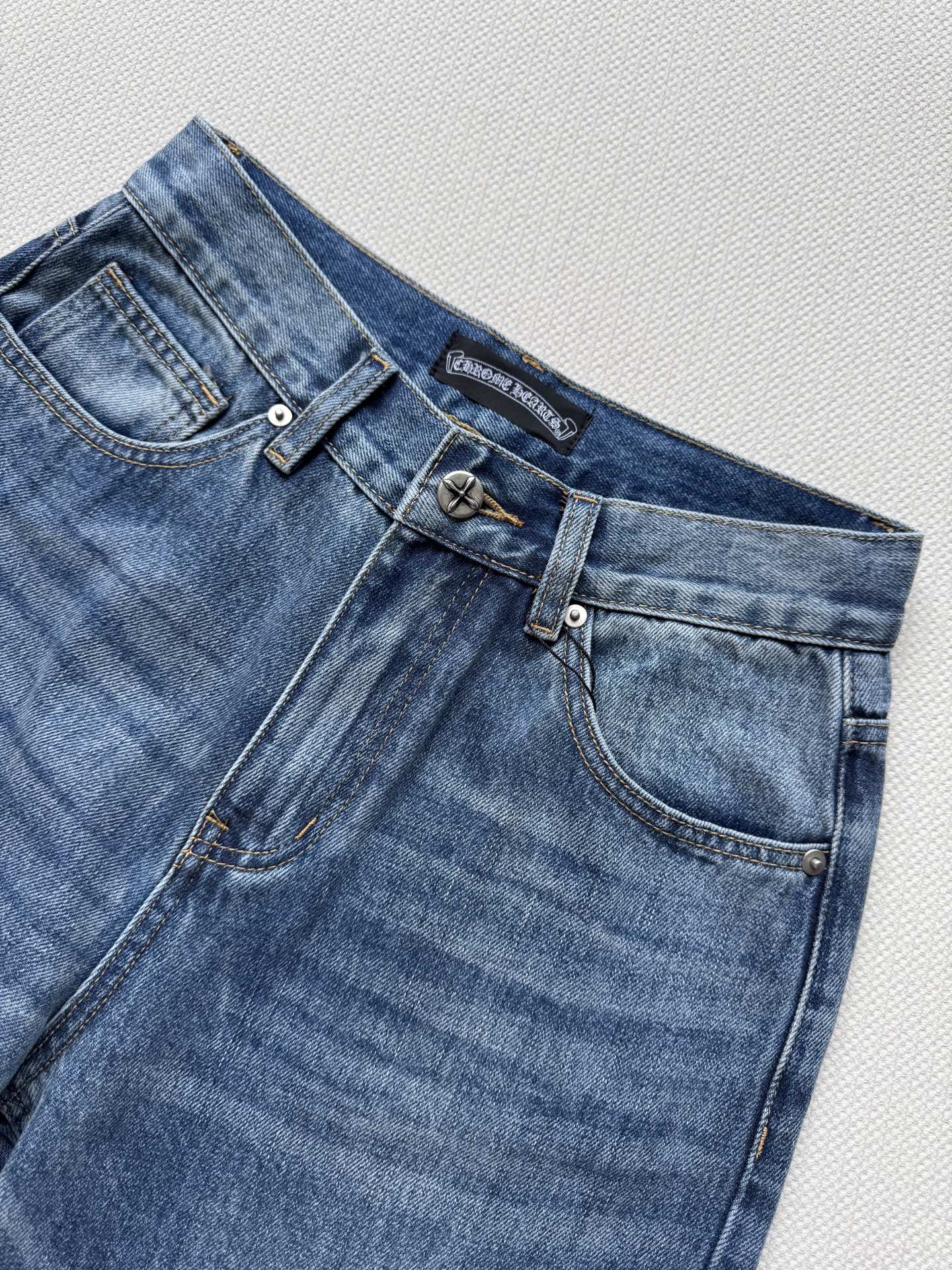 克罗心🆕25秋冬新款，十字架，印章烧花牛仔裤中高腰直筒版型，上身后不挑腿型，非常显腿长，显腿细，加上激光