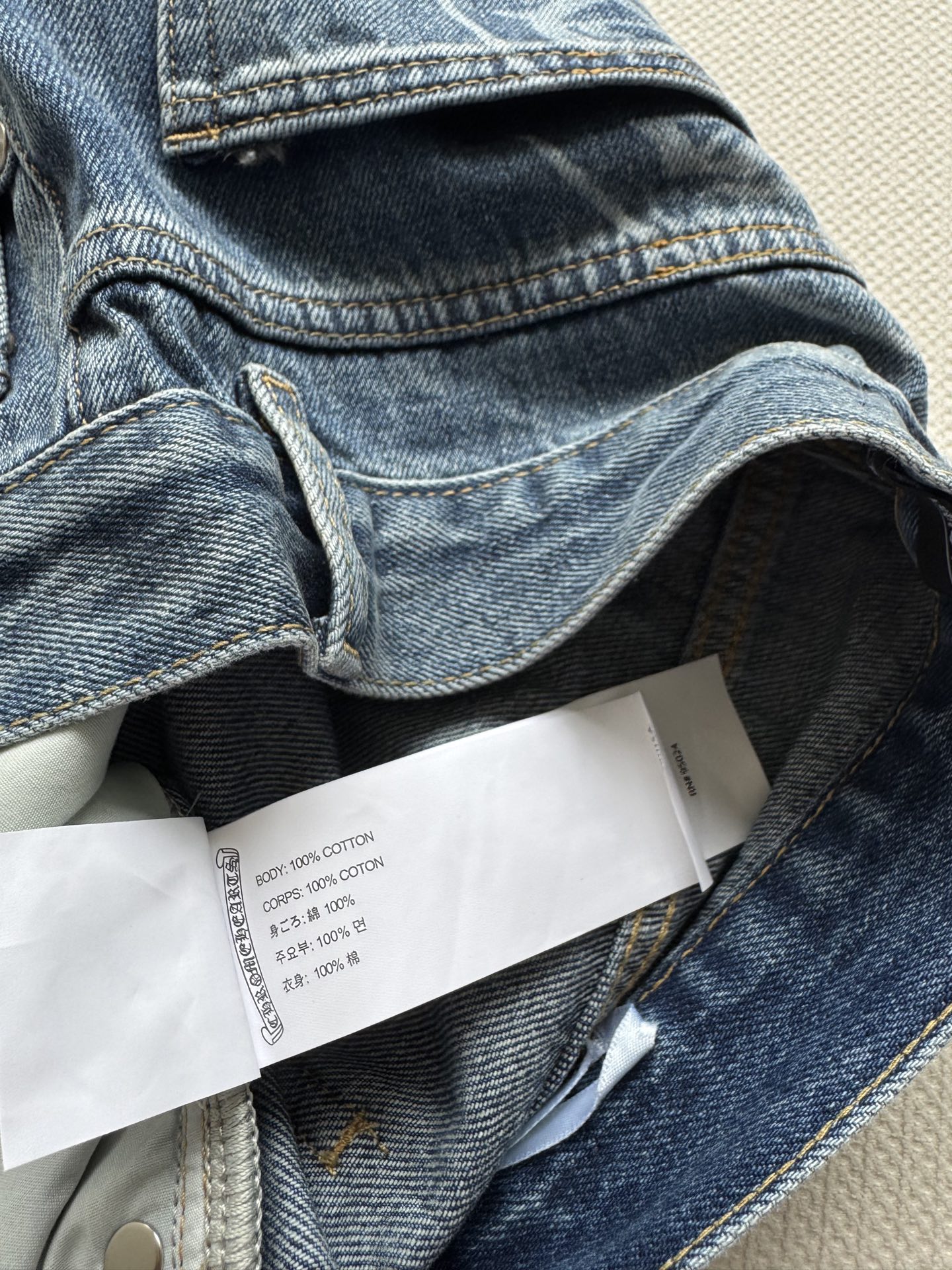 克罗心🆕25秋冬新款，十字架，印章烧花牛仔裤中高腰直筒版型，上身后不挑腿型，非常显腿长，显腿细，加上激光