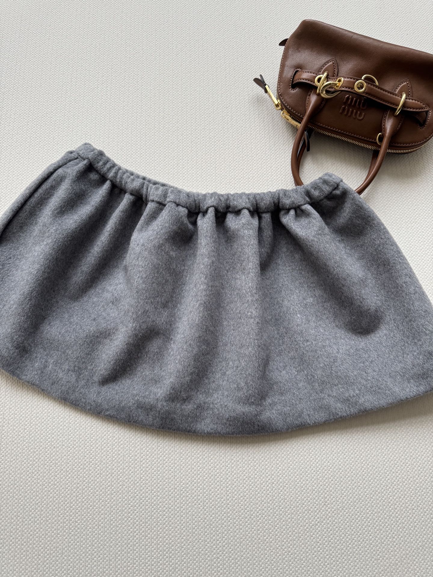 Miumi*🆕25SS秋冬新款 字母贴布绵羊毛半裙 原版开发 高版本出品 低调贵气不张扬✨百搭高级灰套装