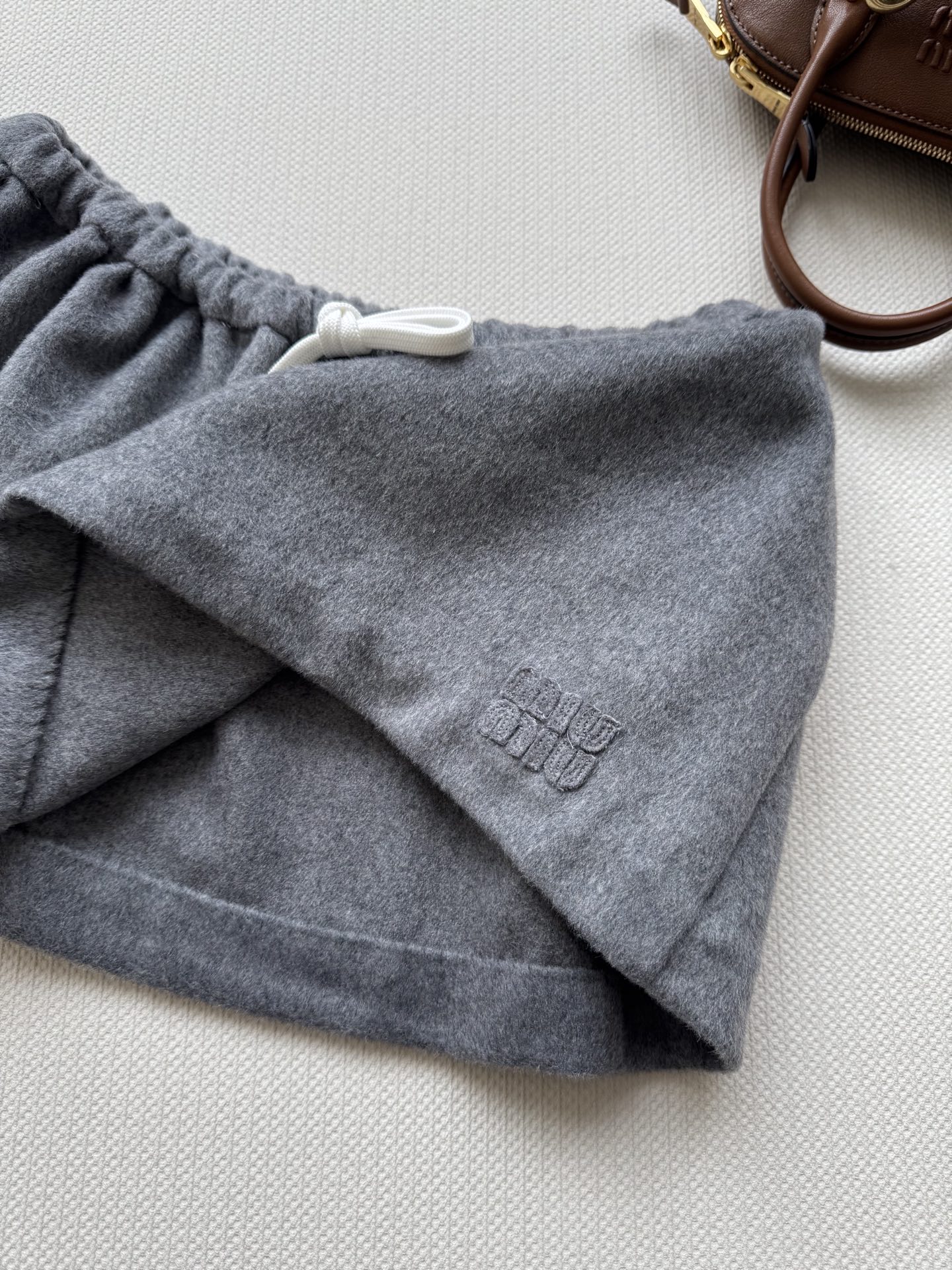 Miumi*🆕25SS秋冬新款 字母贴布绵羊毛半裙 原版开发 高版本出品 低调贵气不张扬✨百搭高级灰套装