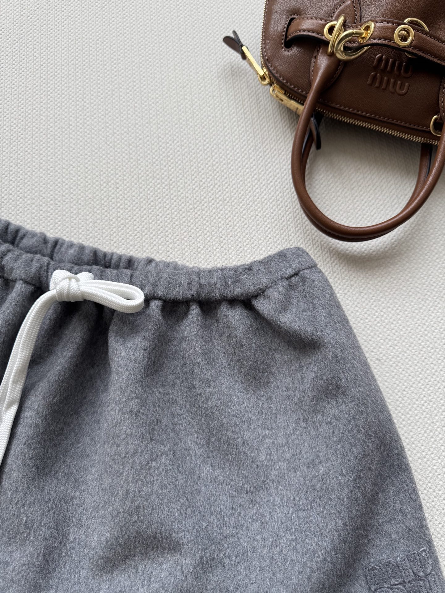 Miumi*🆕25SS秋冬新款 字母贴布绵羊毛半裙 原版开发 高版本出品 低调贵气不张扬✨百搭高级灰套装