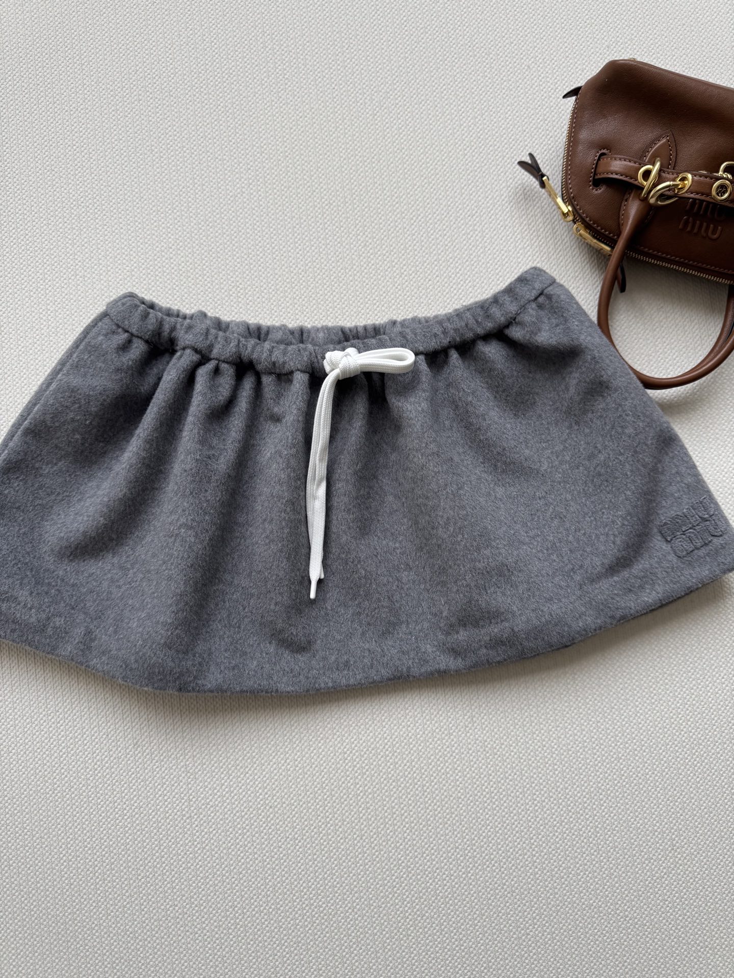 Miumi*🆕25SS秋冬新款 字母贴布绵羊毛半裙 原版开发 高版本出品 低调贵气不张扬✨百搭高级灰套装