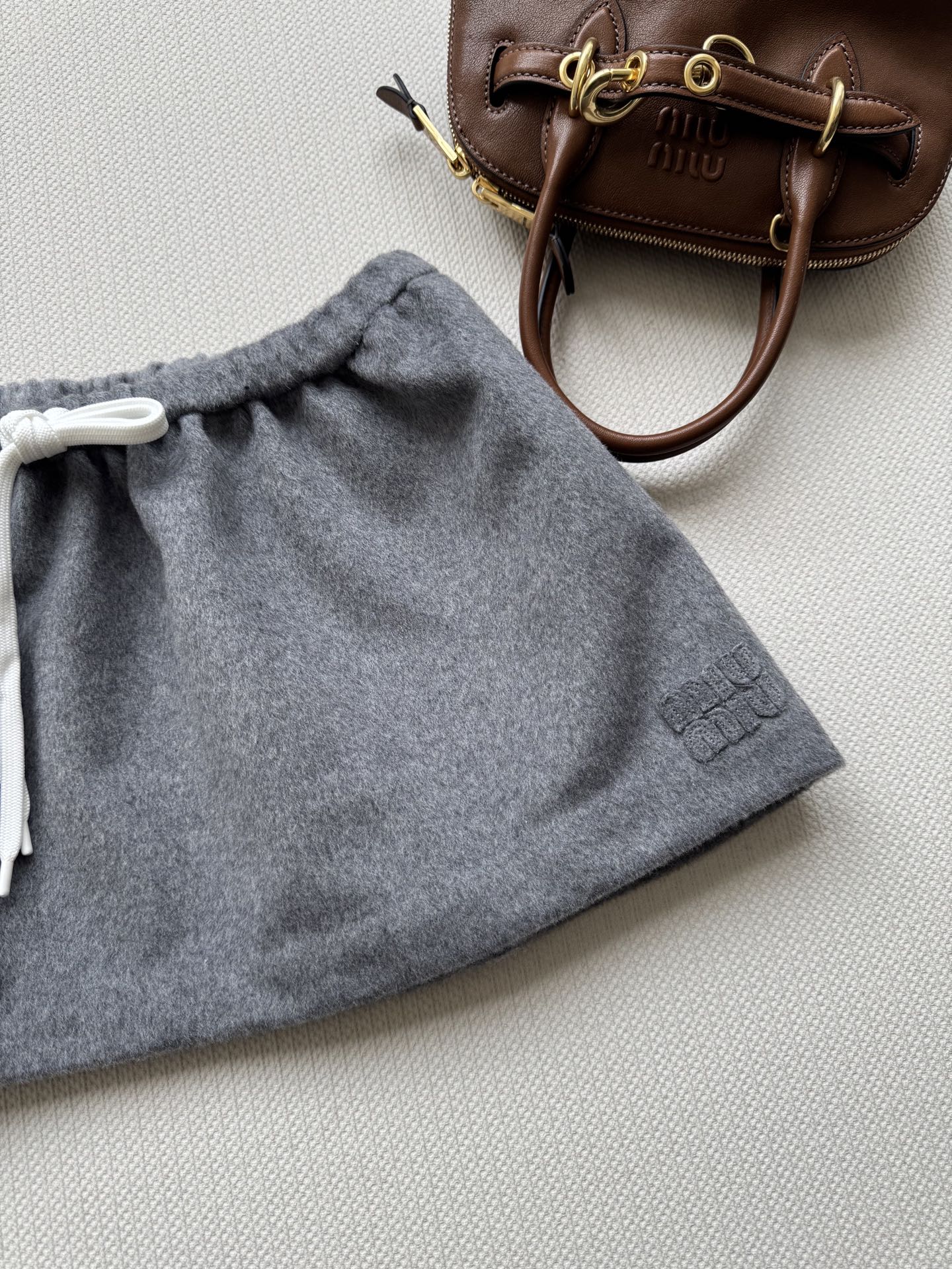 Miumi*🆕25SS秋冬新款 字母贴布绵羊毛半裙 原版开发 高版本出品 低调贵气不张扬✨百搭高级灰套装