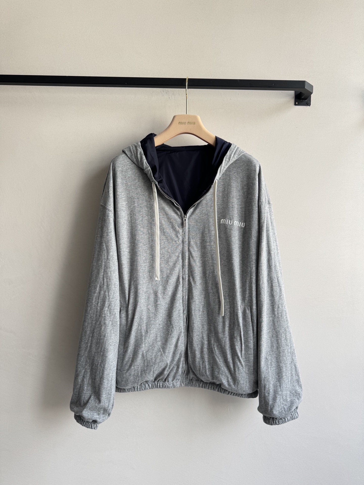 Miumi* 🆕25Fw早秋新款 双面可穿连帽卫衣外套。原版开发！高版出品！100%棉柔软舒适版型偏大，