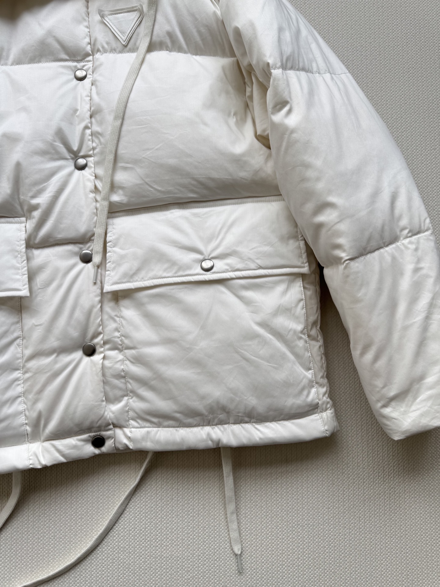 Prad* 25Fw秋冬新款 三角徽标白色连帽羽绒服丨⚠独家yb开发！高版出品！采用品牌标志性的 Re-