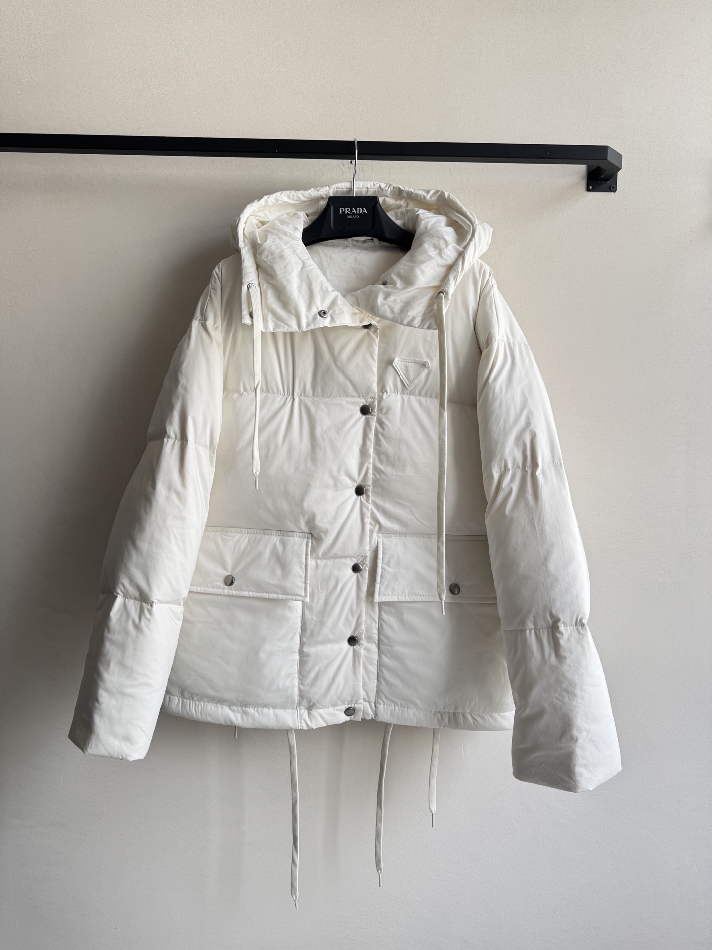 Prad* 25Fw秋冬新款 三角徽标白色连帽羽绒服丨⚠独家yb开发！高版出品！采用品牌标志性的 Re-