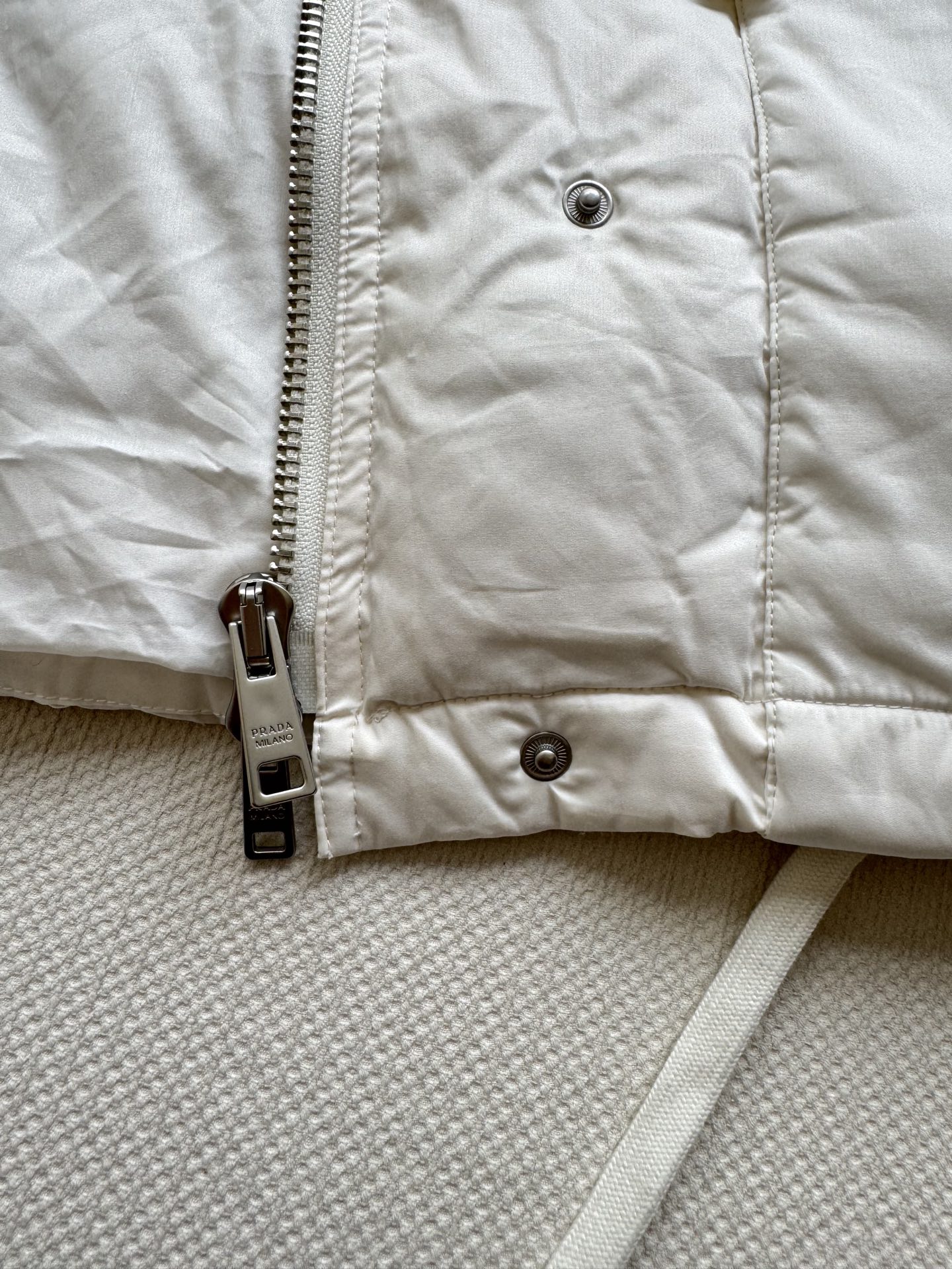 Prad* 25Fw秋冬新款 三角徽标白色连帽羽绒服丨⚠独家yb开发！高版出品！采用品牌标志性的 Re-