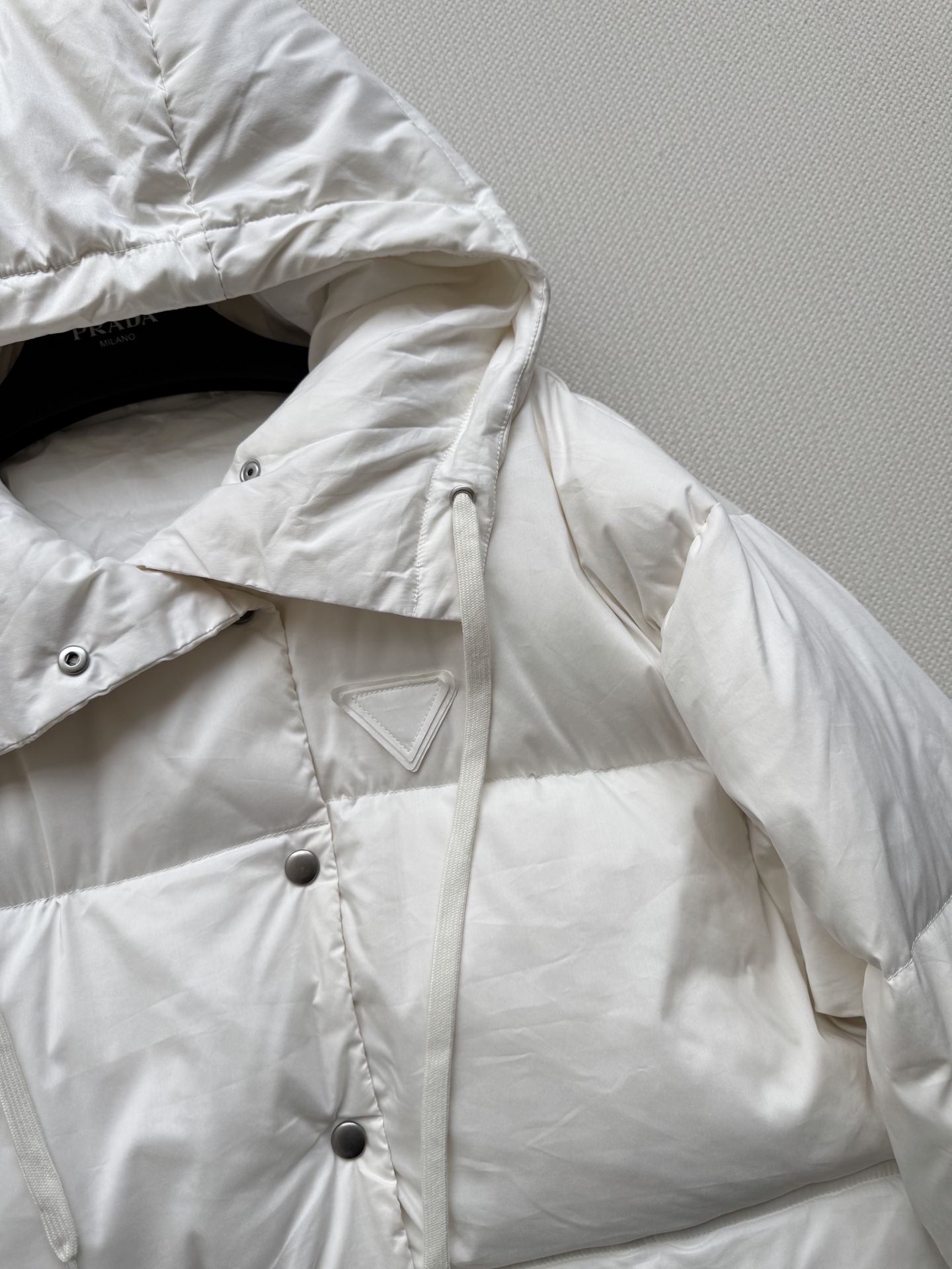 Prad* 25Fw秋冬新款 三角徽标白色连帽羽绒服丨⚠独家yb开发！高版出品！采用品牌标志性的 Re-