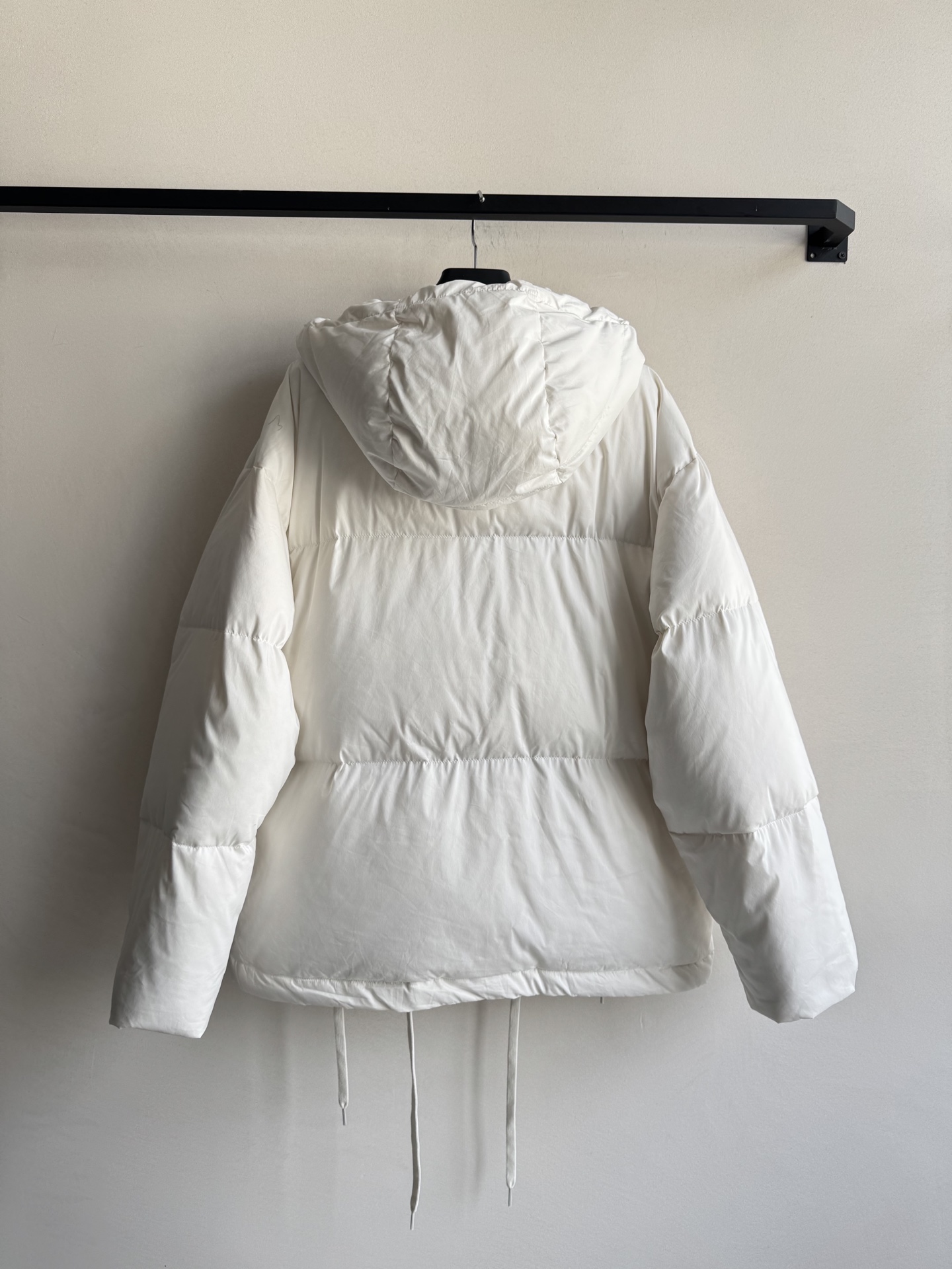 Prad* 25Fw秋冬新款 三角徽标白色连帽羽绒服丨⚠独家yb开发！高版出品！采用品牌标志性的 Re-