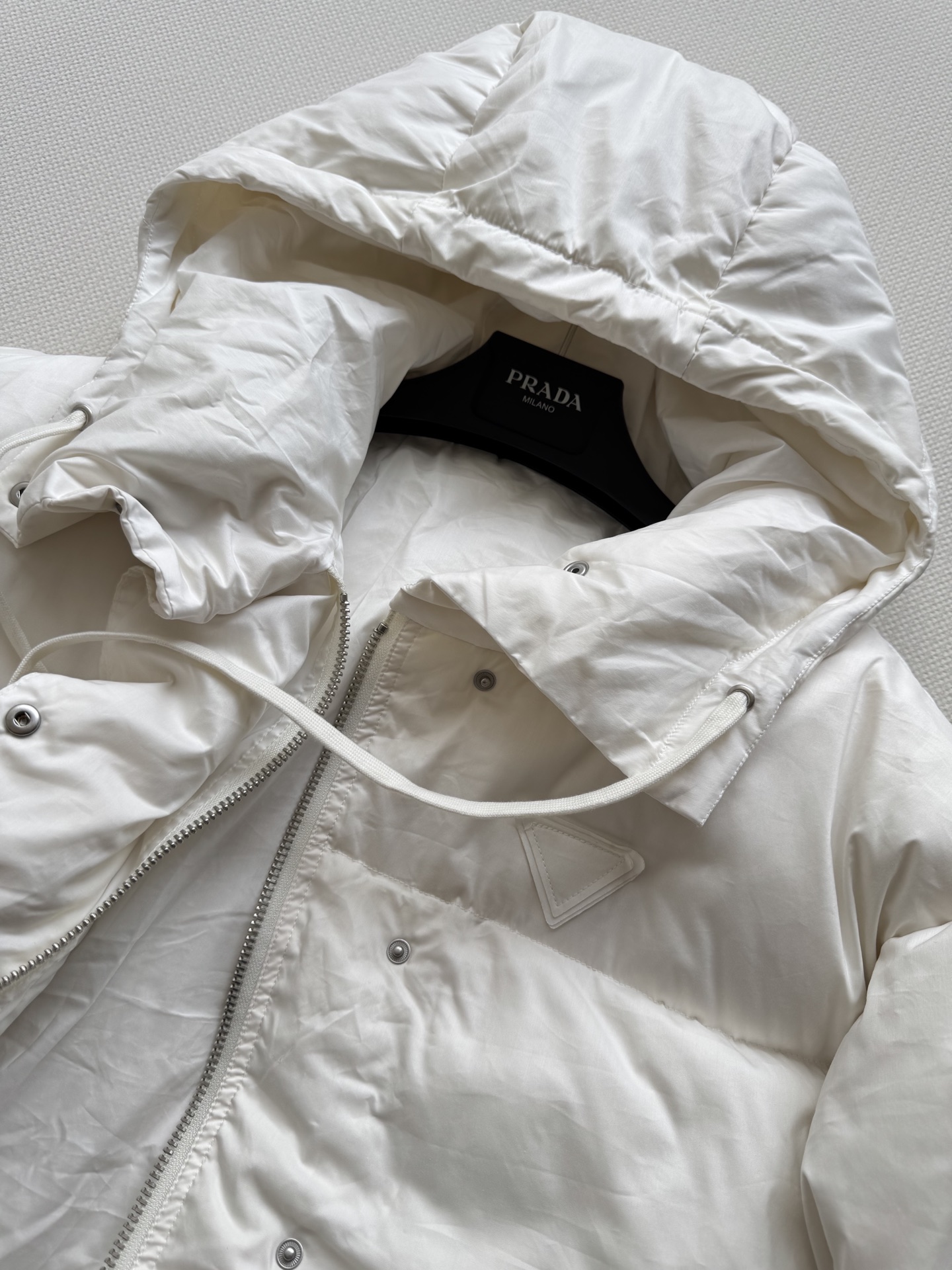 Prad* 25Fw秋冬新款 三角徽标白色连帽羽绒服丨⚠独家yb开发！高版出品！采用品牌标志性的 Re-