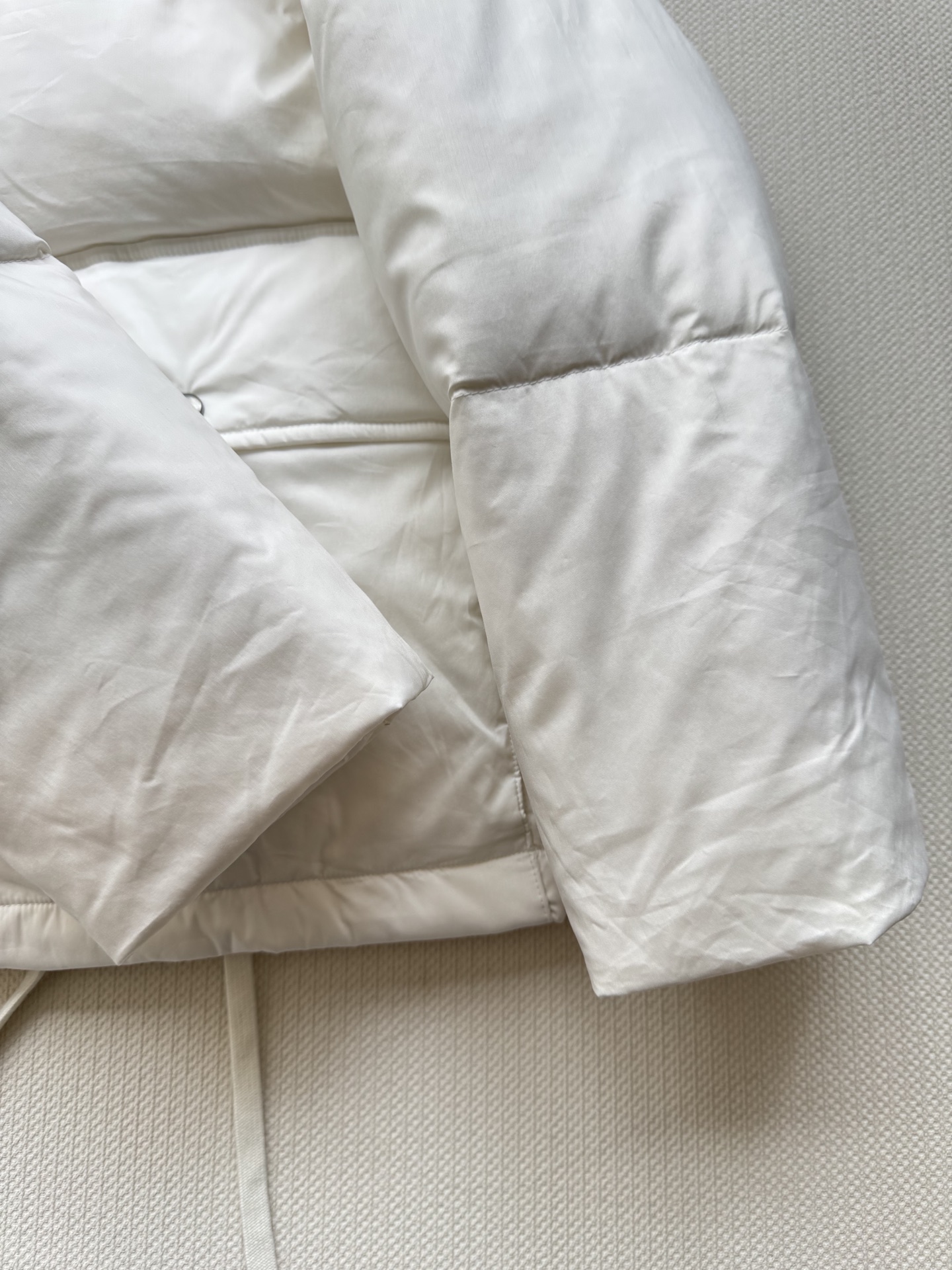 Prad* 25Fw秋冬新款 三角徽标白色连帽羽绒服丨⚠独家yb开发！高版出品！采用品牌标志性的 Re-