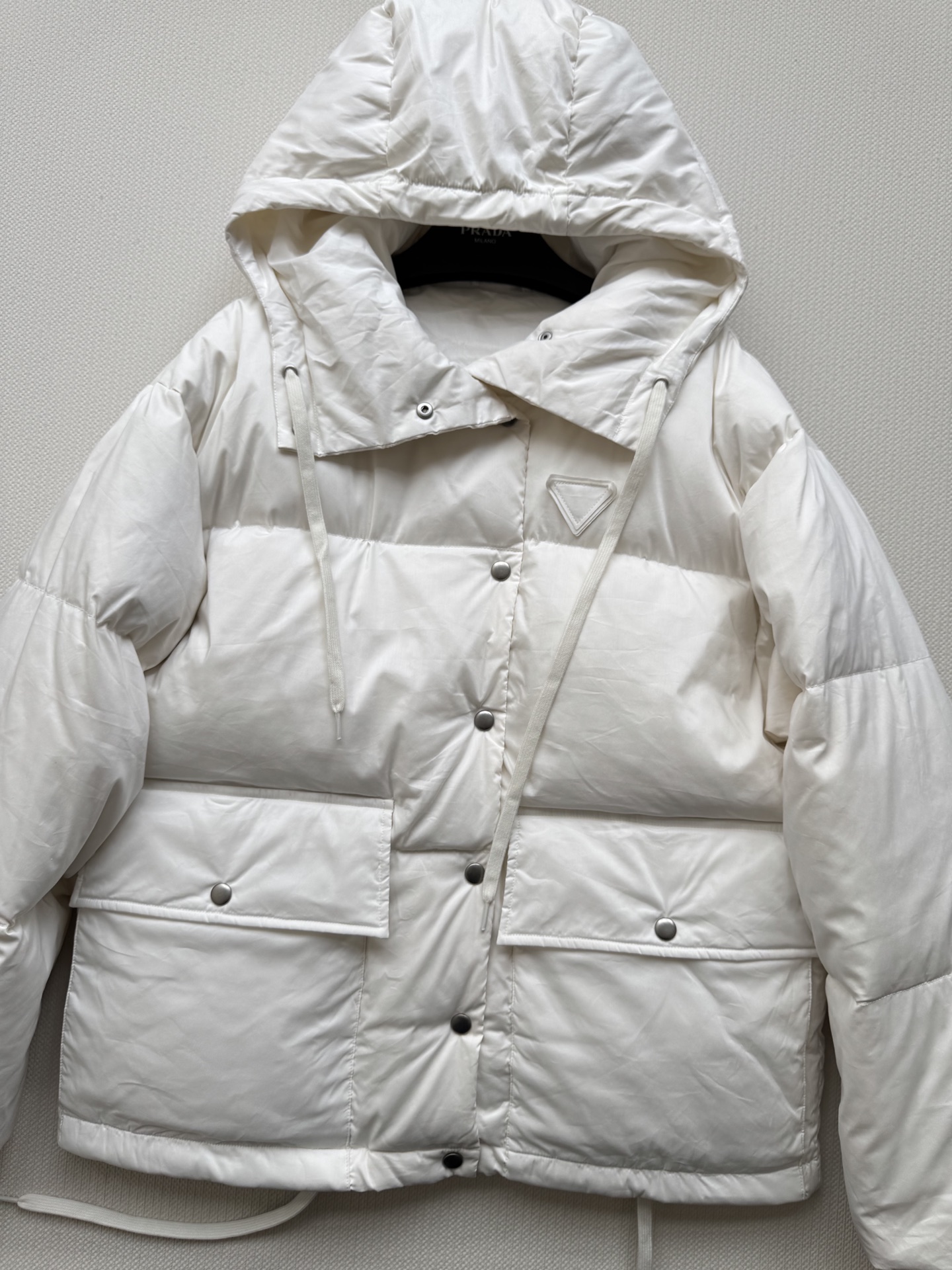 Prad* 25Fw秋冬新款 三角徽标白色连帽羽绒服丨⚠独家yb开发！高版出品！采用品牌标志性的 Re-