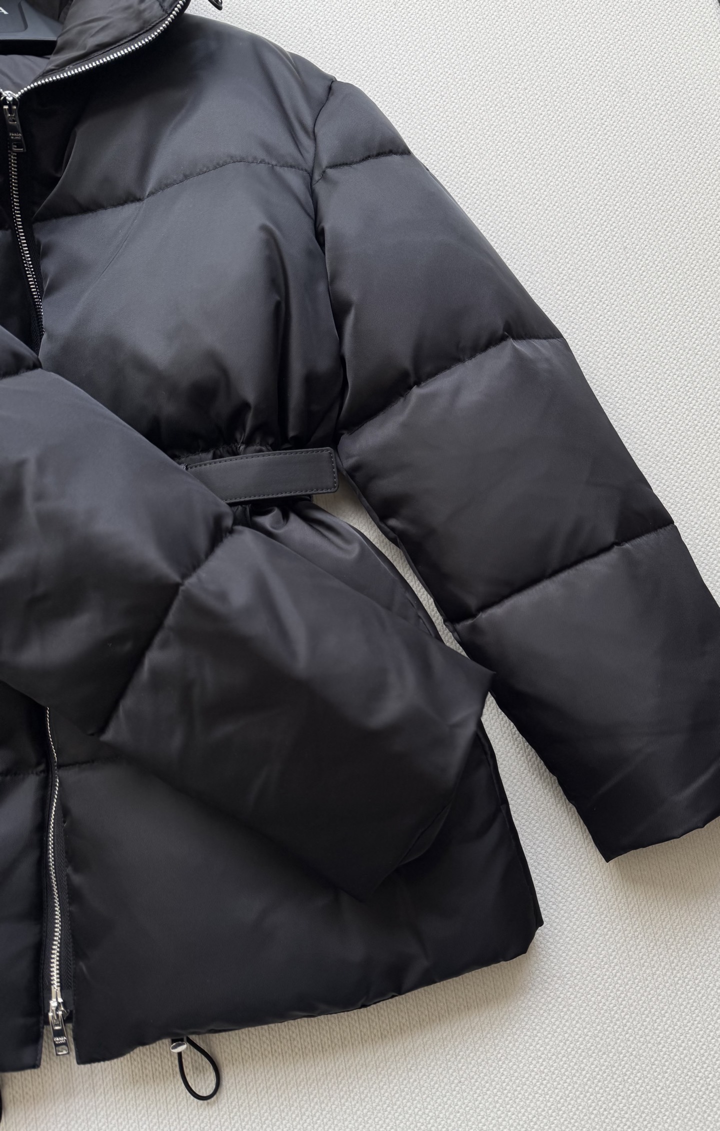 Prad* 25Fw秋冬新款 蚂蚁腰系列收腰羽绒服外套丨⚠原版开发！高版出品！ 再生尼龙面料搭配可拆卸腰