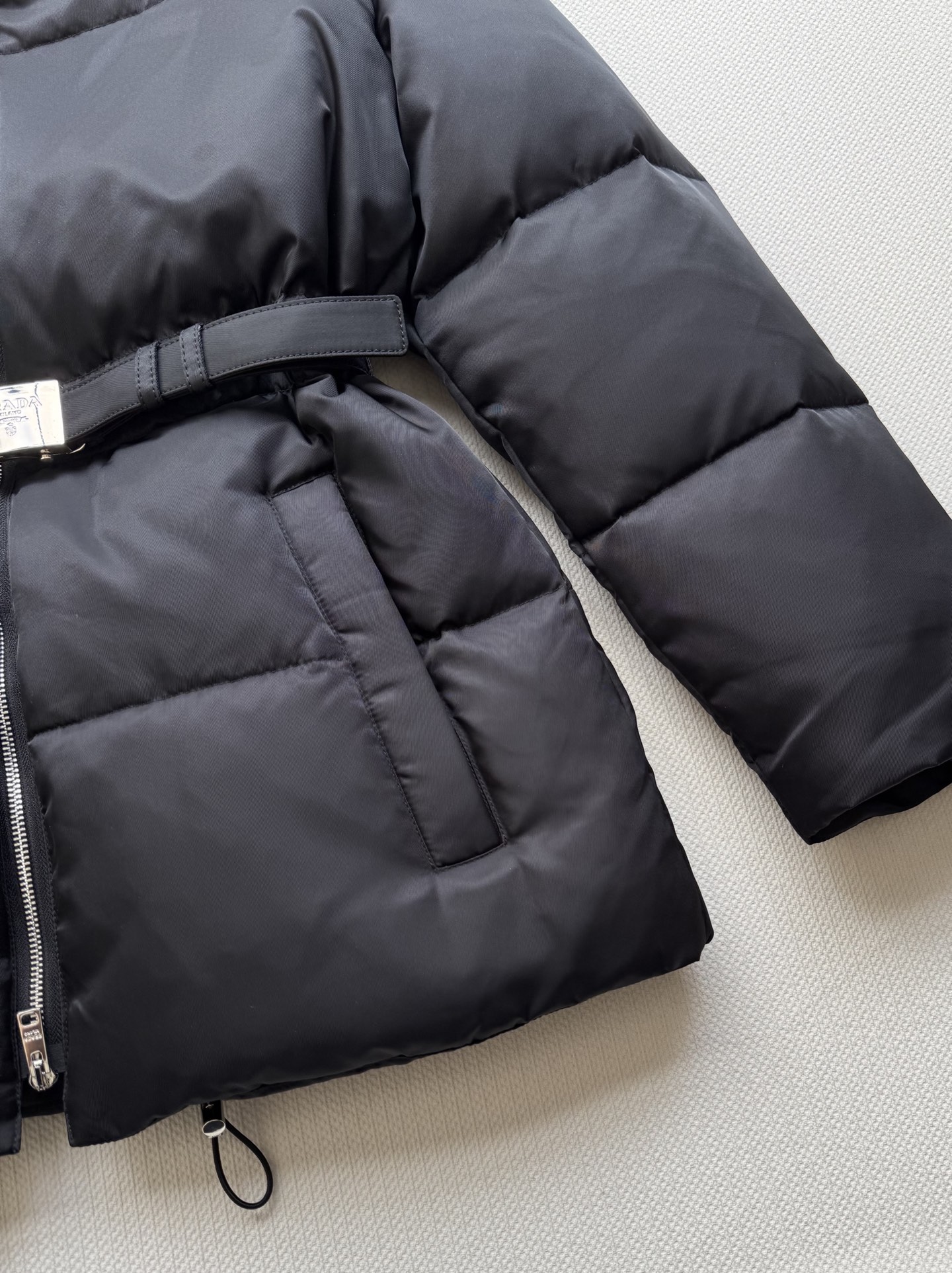 Prad* 25Fw秋冬新款 蚂蚁腰系列收腰羽绒服外套丨⚠原版开发！高版出品！ 再生尼龙面料搭配可拆卸腰