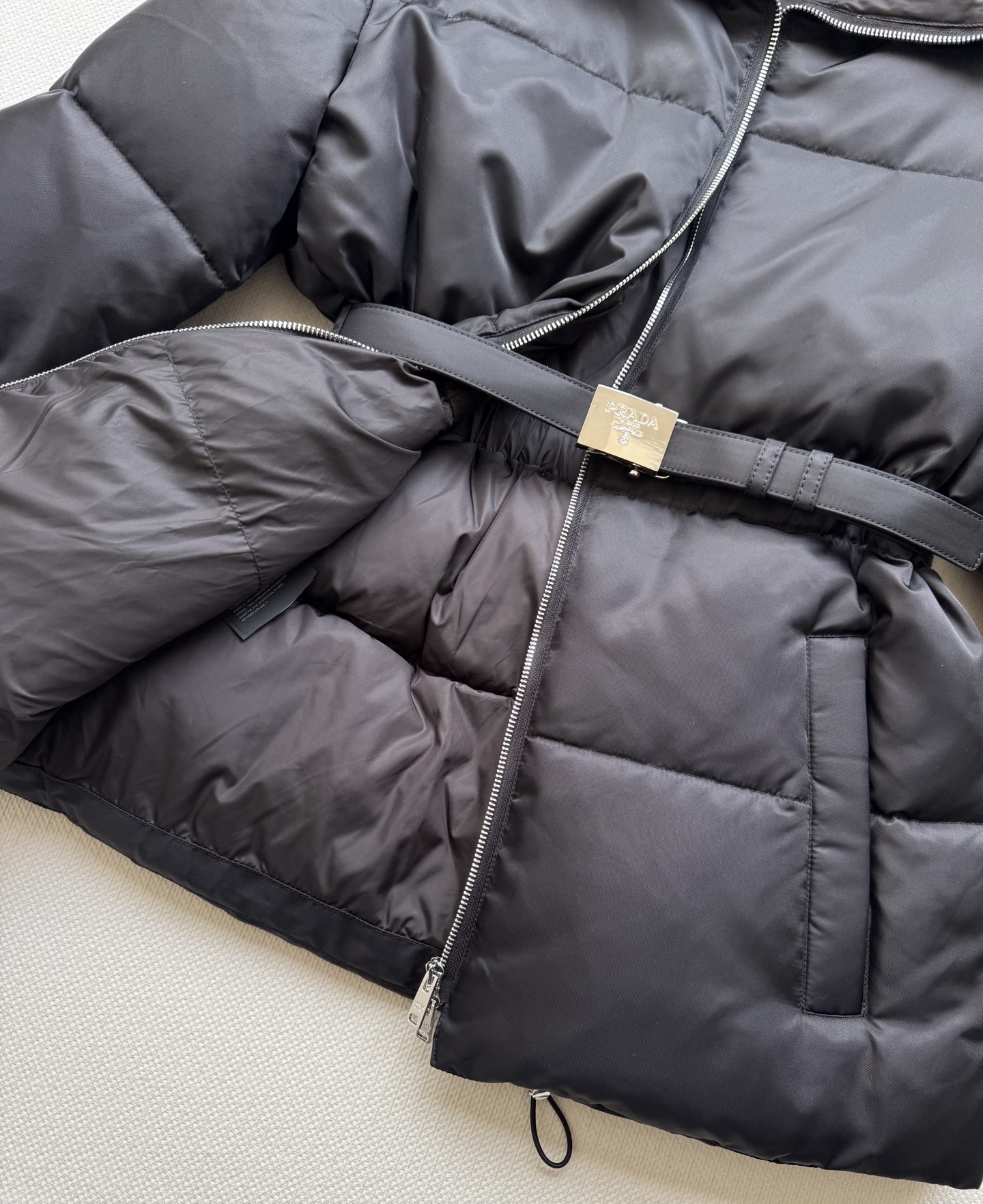 Prad* 25Fw秋冬新款 蚂蚁腰系列收腰羽绒服外套丨⚠原版开发！高版出品！ 再生尼龙面料搭配可拆卸腰
