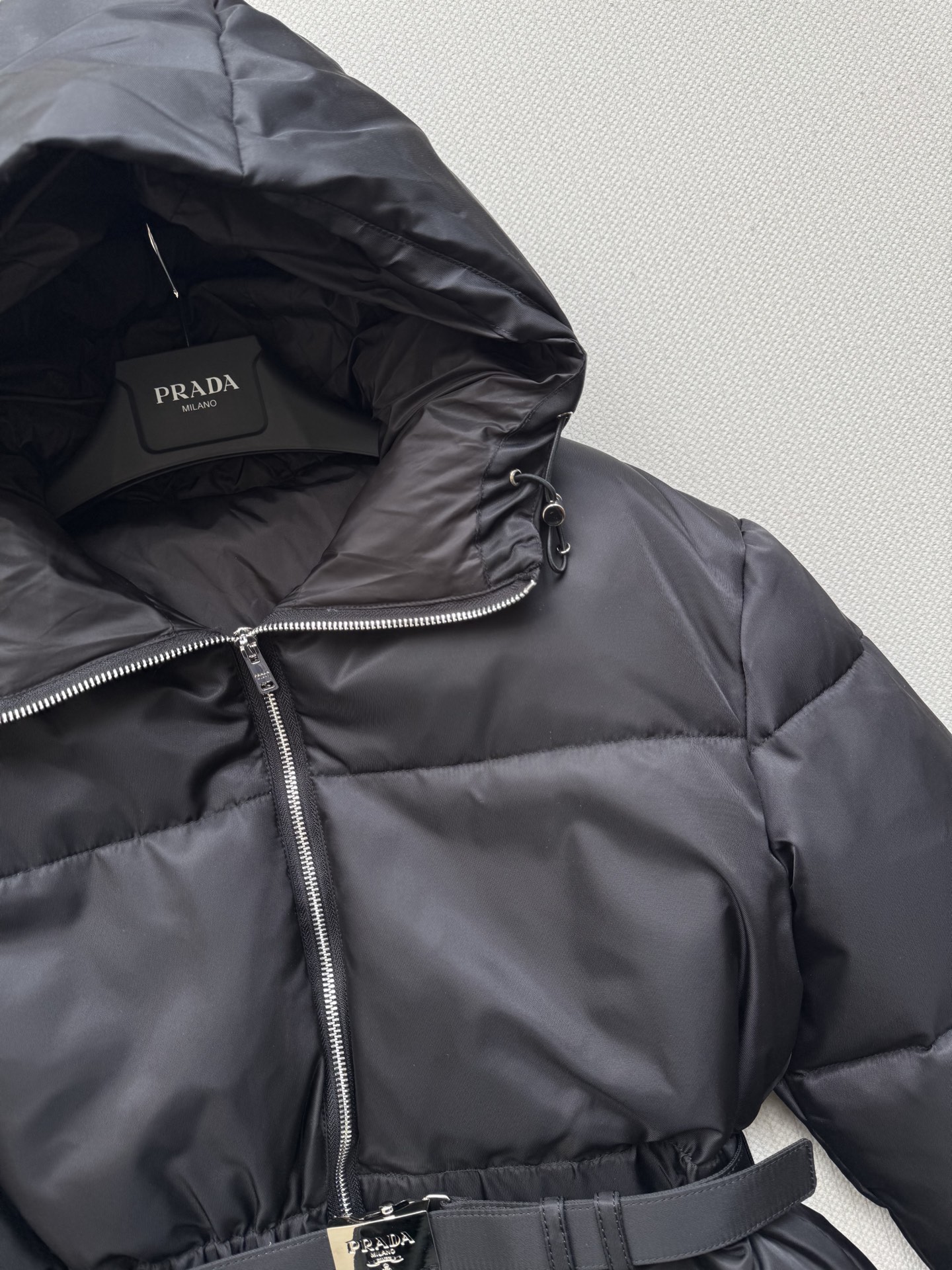 Prad* 25Fw秋冬新款 蚂蚁腰系列收腰羽绒服外套丨⚠原版开发！高版出品！ 再生尼龙面料搭配可拆卸腰