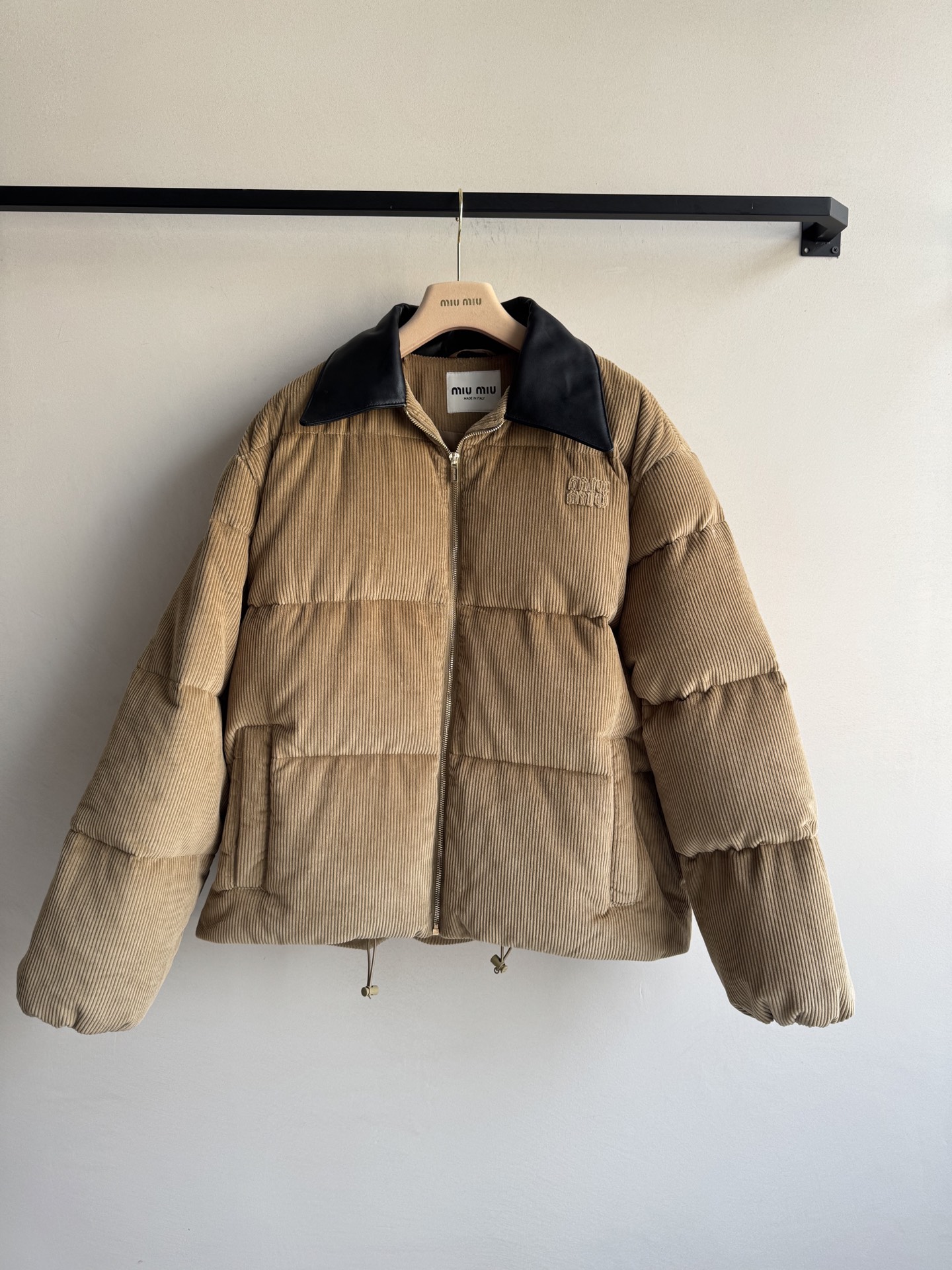 MiuMi* 🆕25Fw秋冬新款 灯芯绒拼真牛皮领羽绒服外套丨⚠原版开发！高版出品！甄选复古棕调灯芯绒面