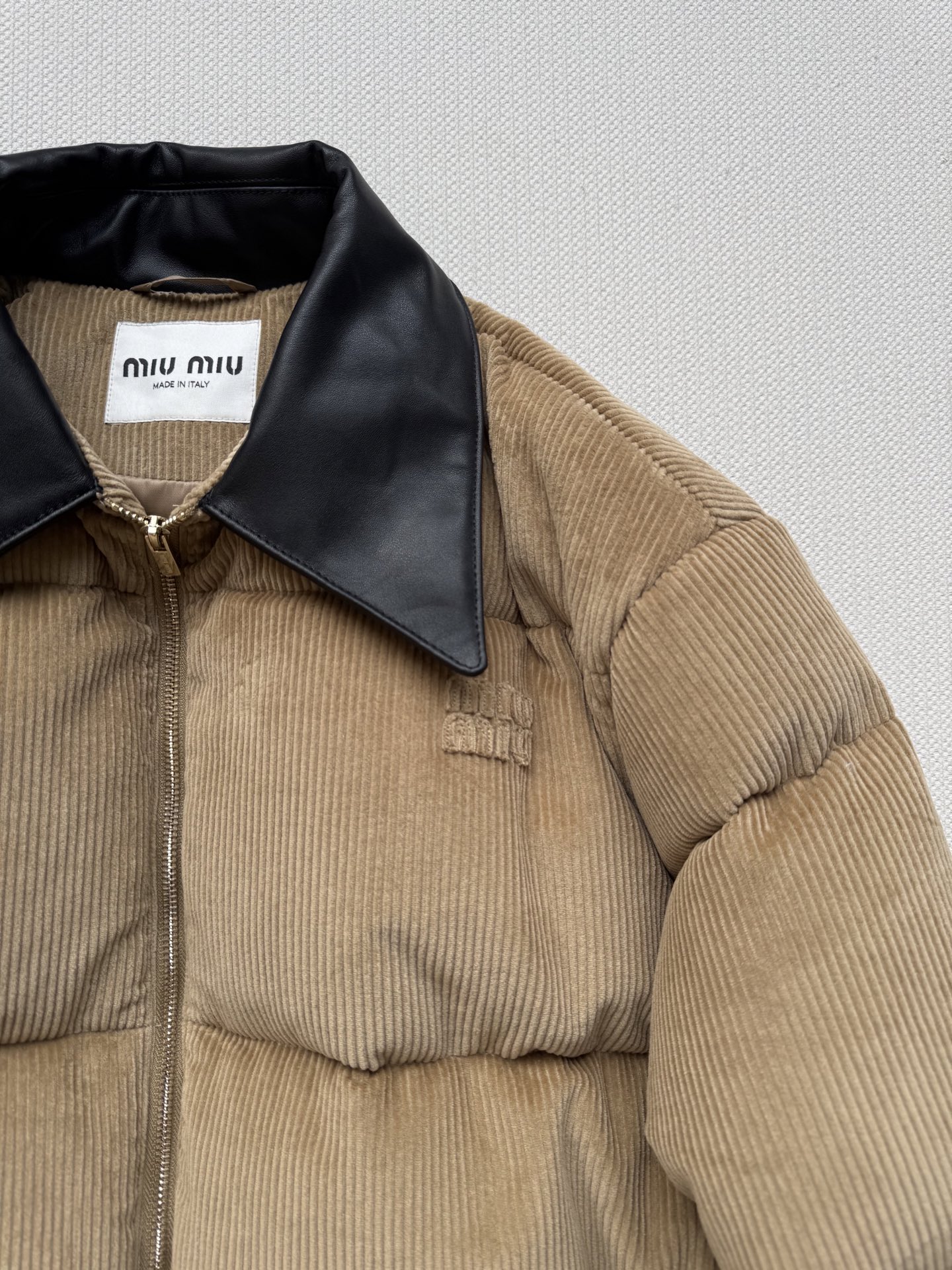 MiuMi* 🆕25Fw秋冬新款 灯芯绒拼真牛皮领羽绒服外套丨⚠原版开发！高版出品！甄选复古棕调灯芯绒面