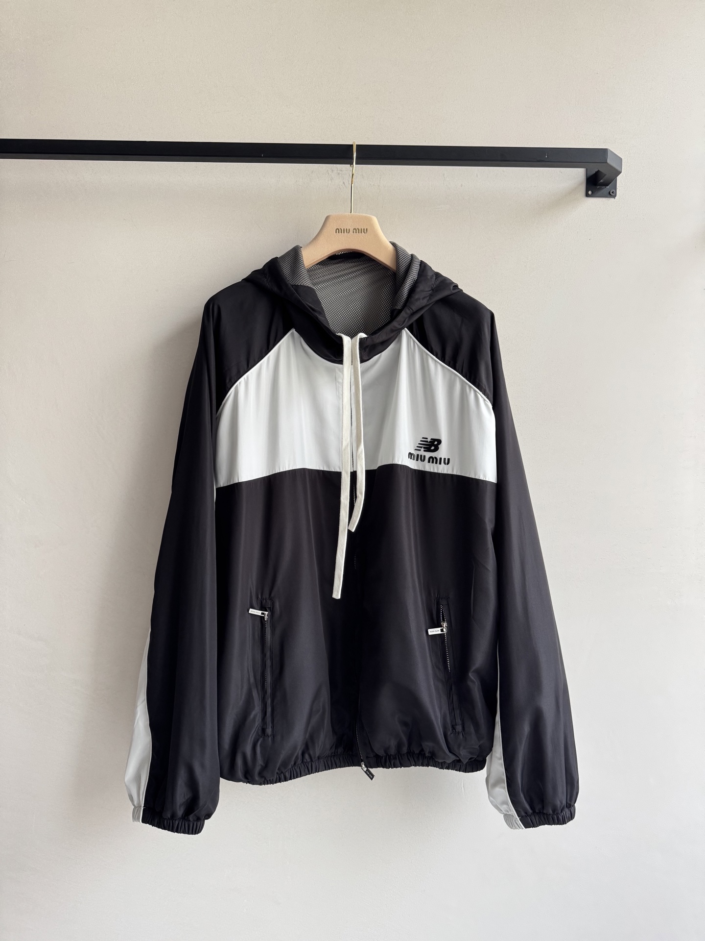 Miu Mi*🆕与 New Balance 25FW早秋联名款网球🎾系列 撞色拼接连帽夹克外套 原版开发