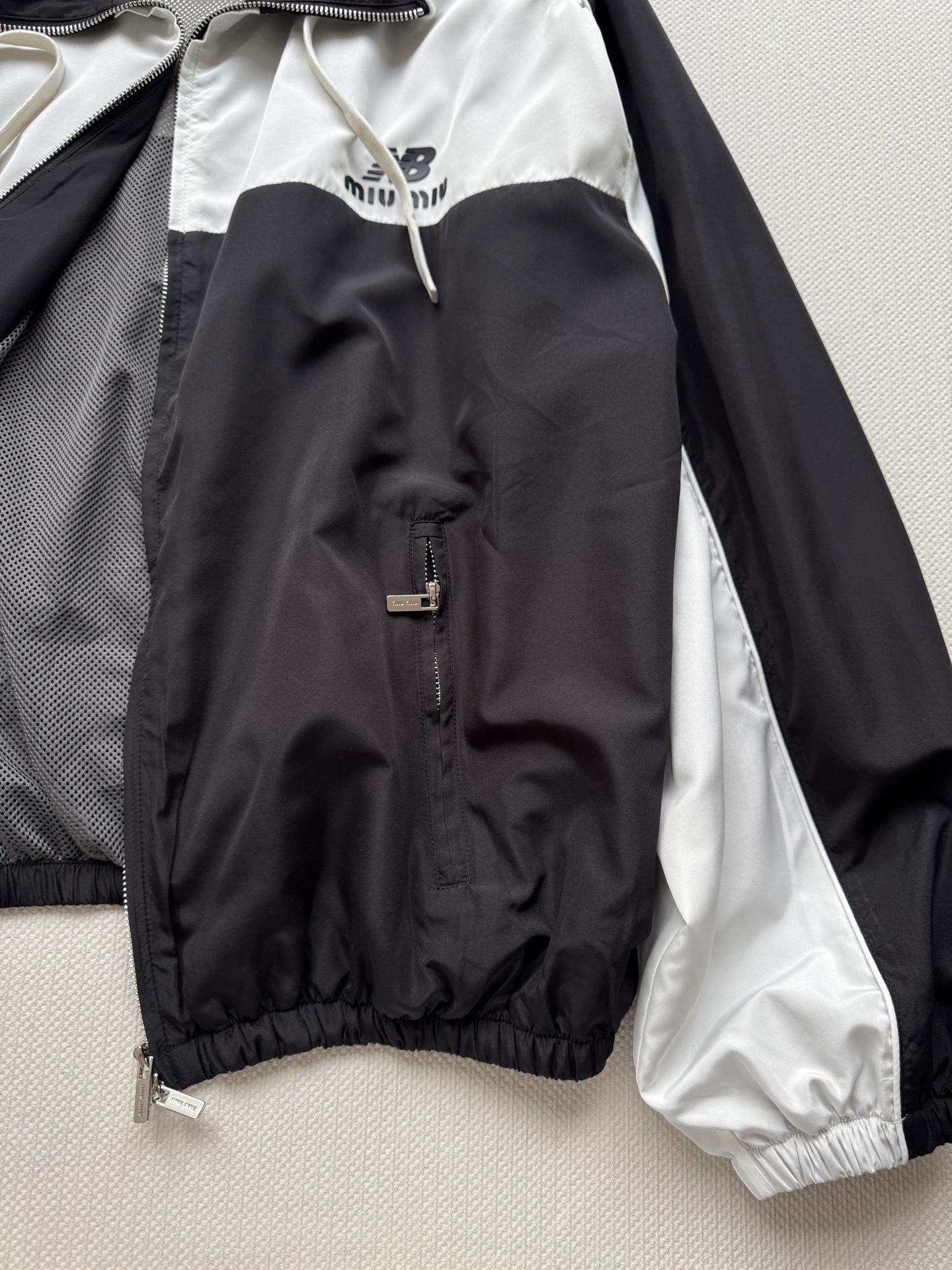 Miu Mi*🆕与 New Balance 25FW早秋联名款网球🎾系列 撞色拼接连帽夹克外套 原版开发