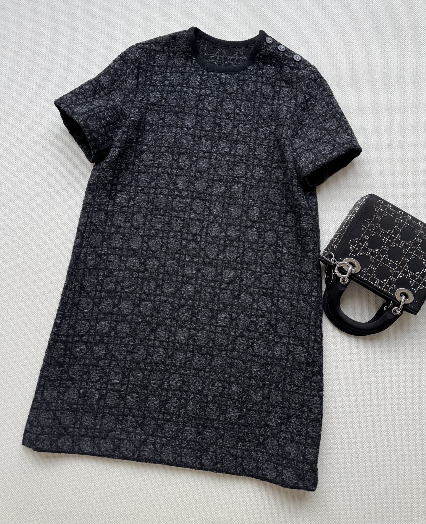 Dio*🆕25秋冬新款 格子花呢短袖裙👗 甄选格纹花呢面料 细腻纹理交织出复古质感 又赋予日常穿搭的舒适