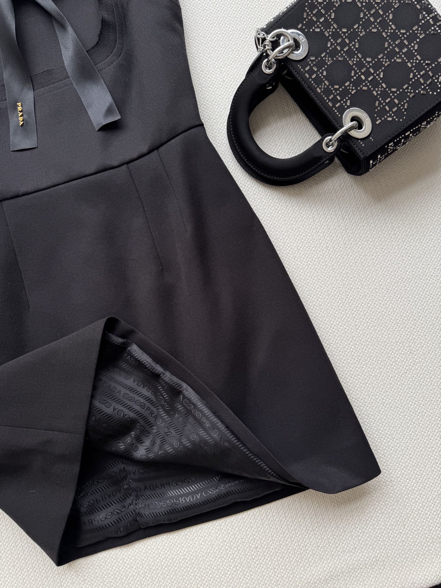 Prad*🆕25秋冬新款 蝴蝶结无袖连衣裙 胸前绑带蝴蝶结装饰➕定制品牌五金标识点缀 温柔又有设计感的美