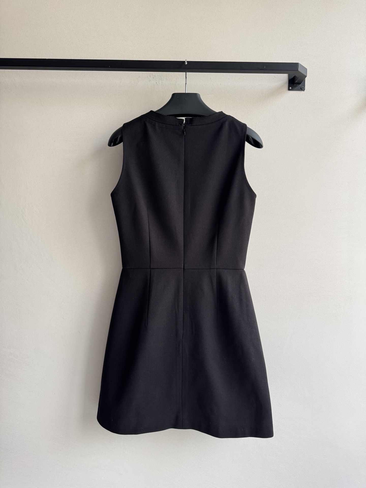 Prad*🆕25秋冬新款 蝴蝶结无袖连衣裙 胸前绑带蝴蝶结装饰➕定制品牌五金标识点缀 温柔又有设计感的美