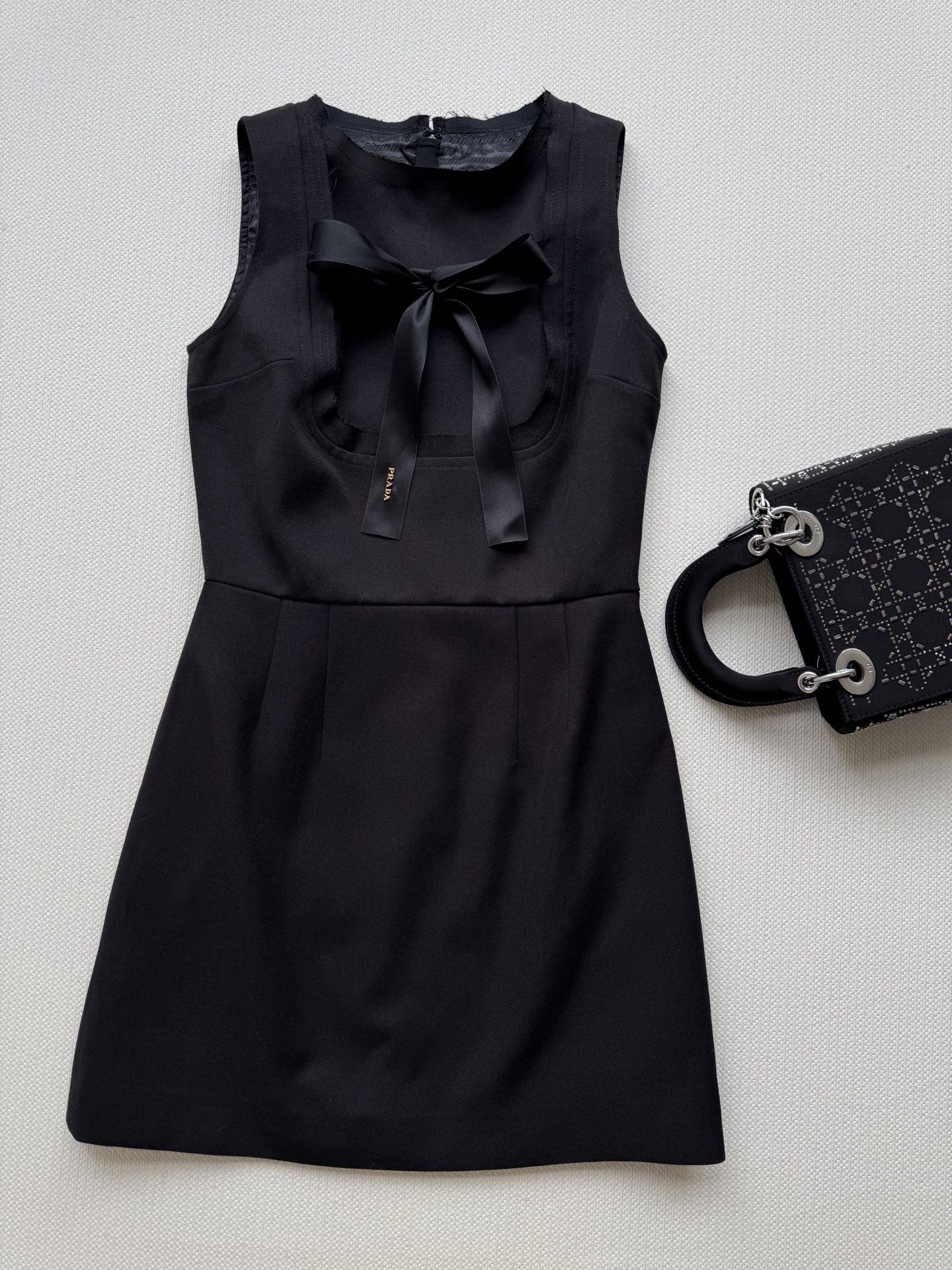 Prad*🆕25秋冬新款 蝴蝶结无袖连衣裙 胸前绑带蝴蝶结装饰➕定制品牌五金标识点缀 温柔又有设计感的美