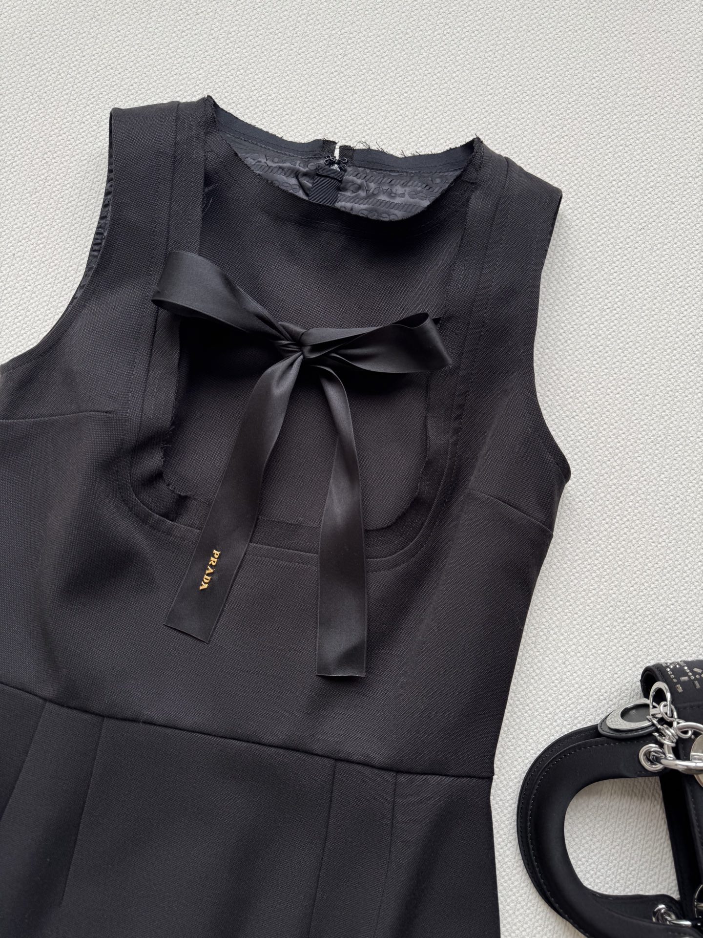 Prad*🆕25秋冬新款 蝴蝶结无袖连衣裙 胸前绑带蝴蝶结装饰➕定制品牌五金标识点缀 温柔又有设计感的美