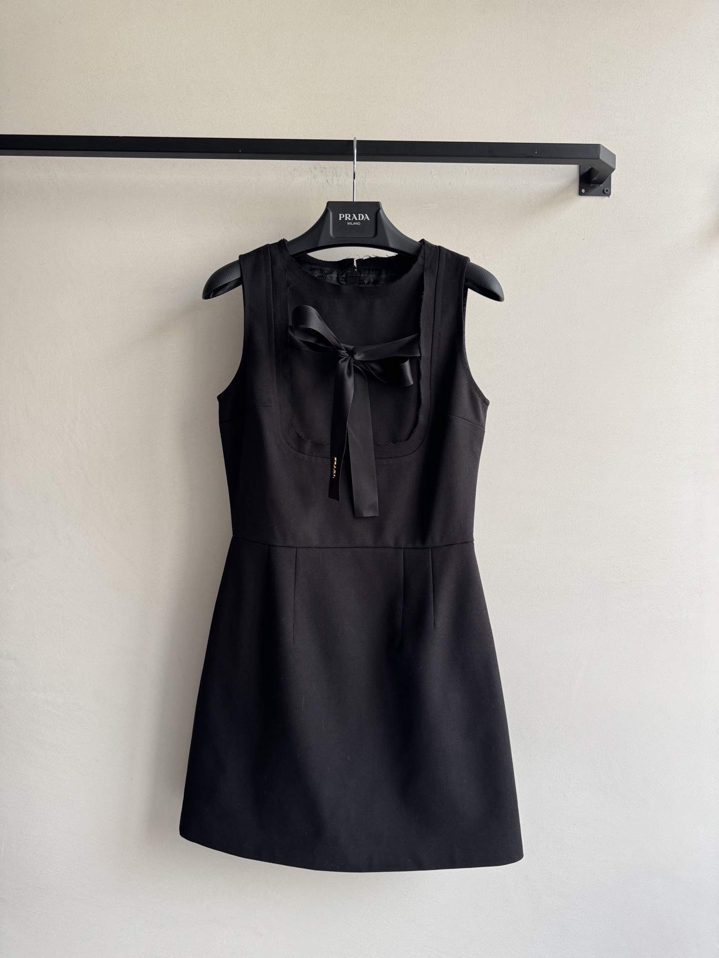 Prad*🆕25秋冬新款 蝴蝶结无袖连衣裙 胸前绑带蝴蝶结装饰➕定制品牌五金标识点缀 温柔又有设计感的美
