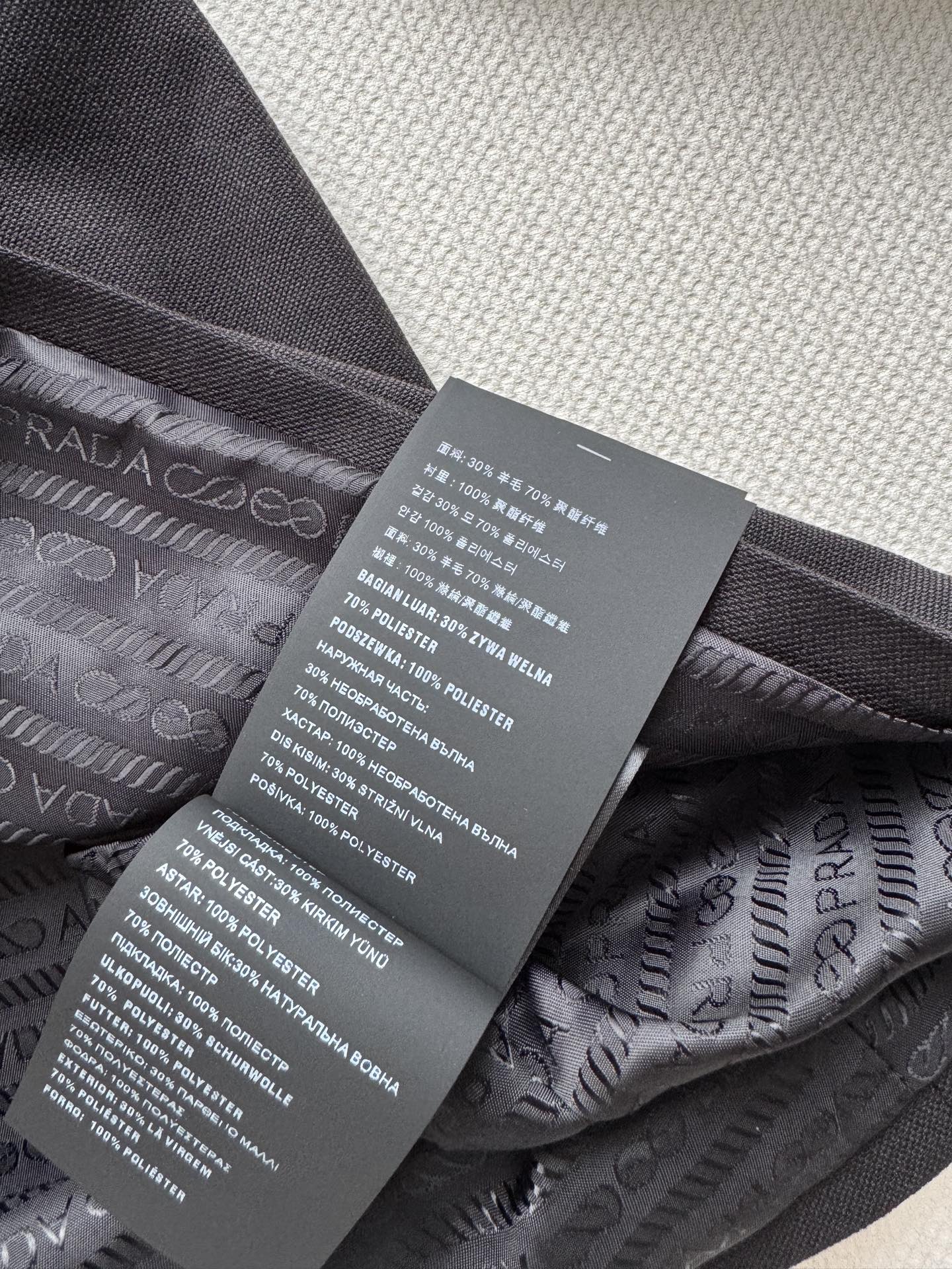 Prad*🆕25秋冬新款 蝴蝶结无袖连衣裙 胸前绑带蝴蝶结装饰➕定制品牌五金标识点缀 温柔又有设计感的美