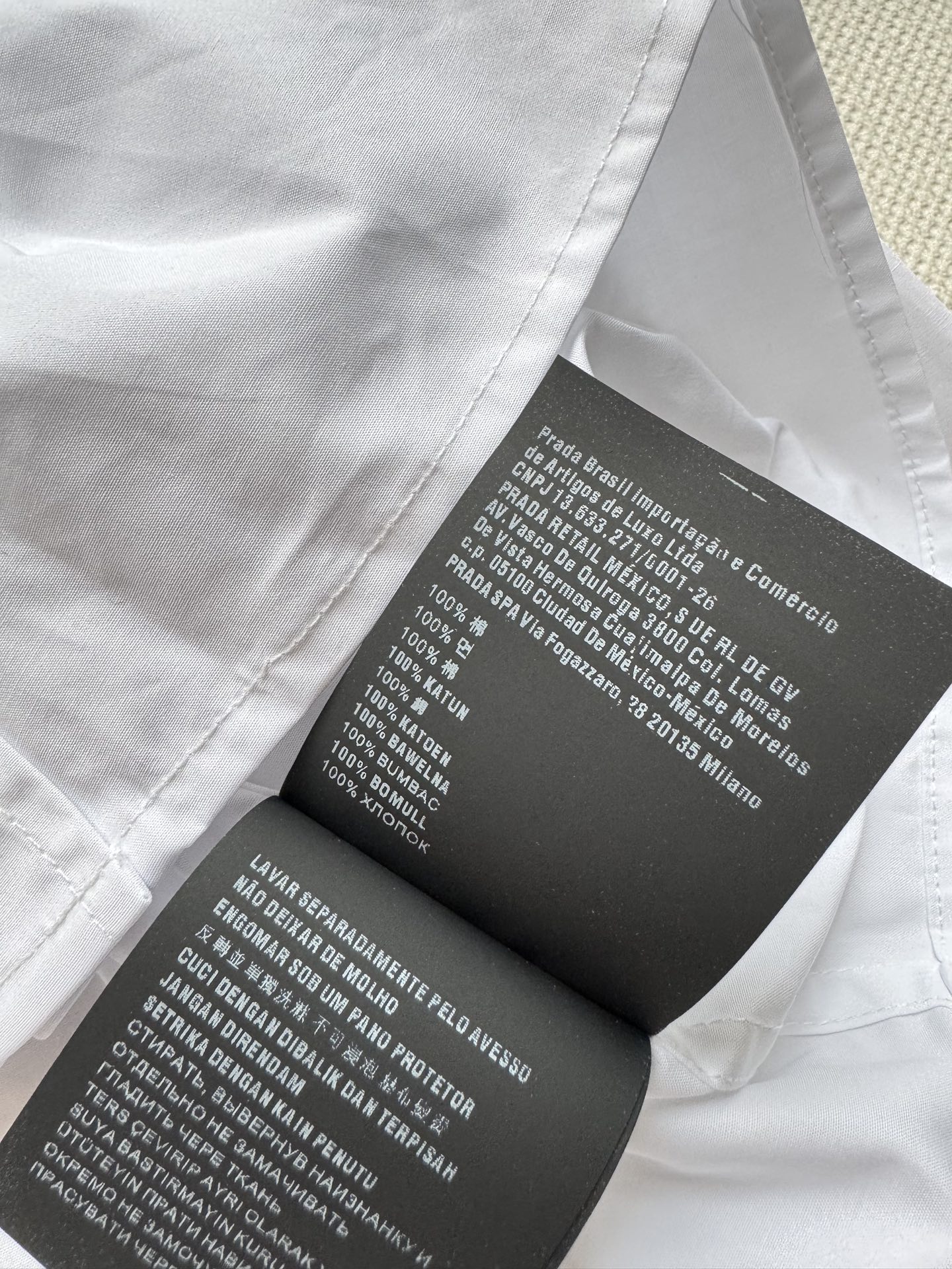 Prad*🆕25秋冬新款 短款蝴蝶结衬衫 后背有经典品牌倒三角标识,衬衣真的是衣柜必不可少的单品！宽松版