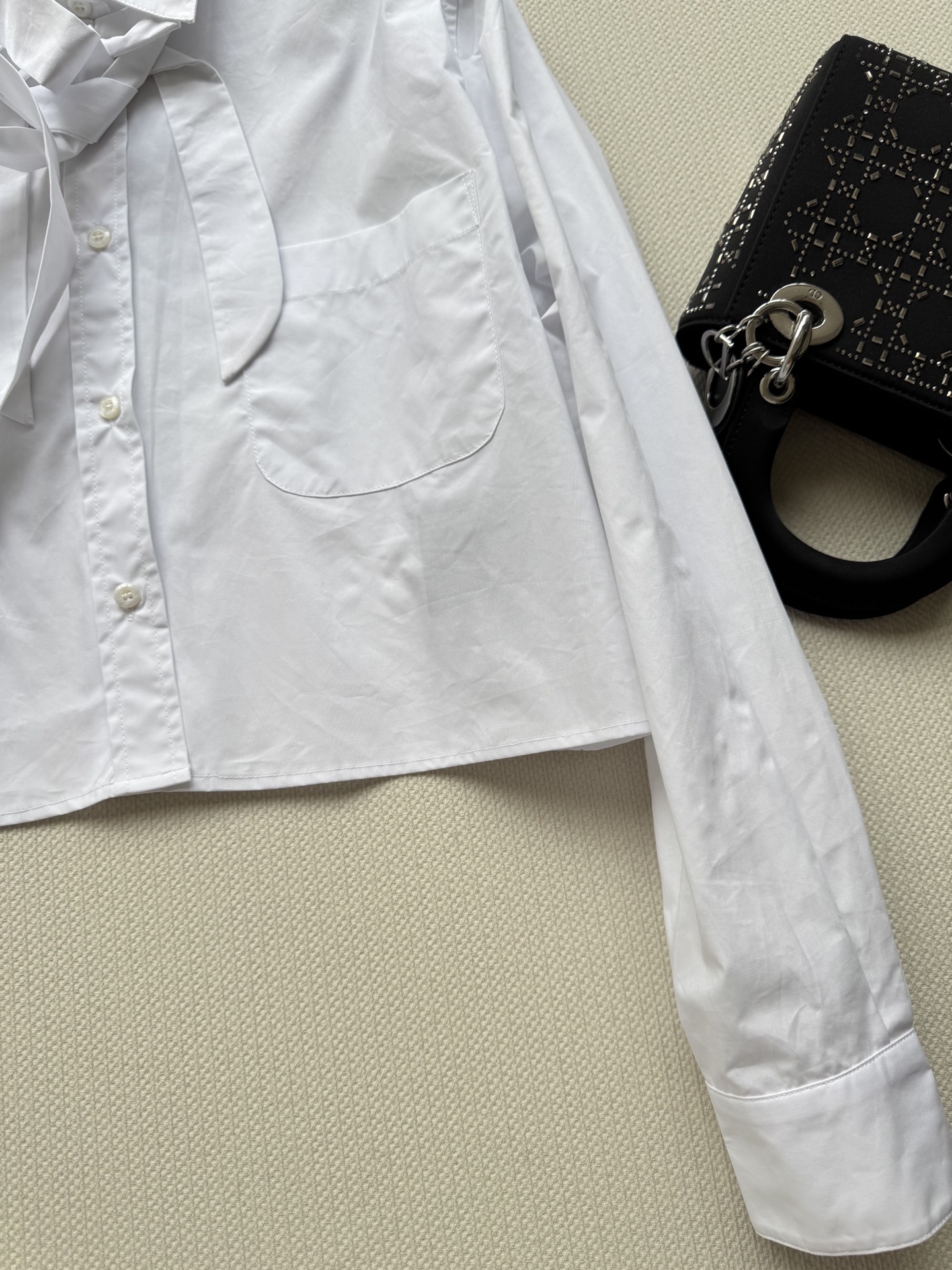 Prad*🆕25秋冬新款 短款蝴蝶结衬衫 后背有经典品牌倒三角标识,衬衣真的是衣柜必不可少的单品！宽松版