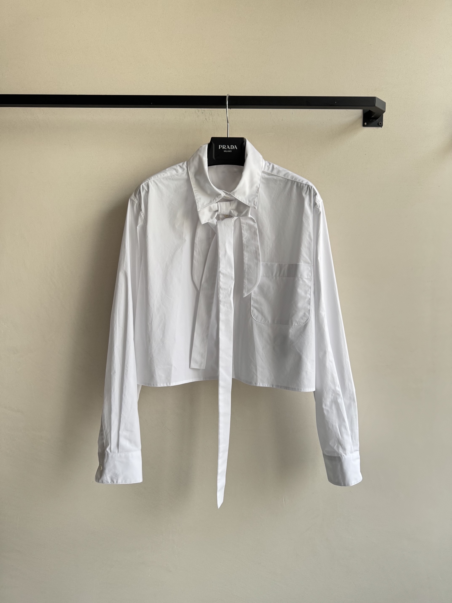 Prad*🆕25秋冬新款 短款蝴蝶结衬衫 后背有经典品牌倒三角标识,衬衣真的是衣柜必不可少的单品！宽松版