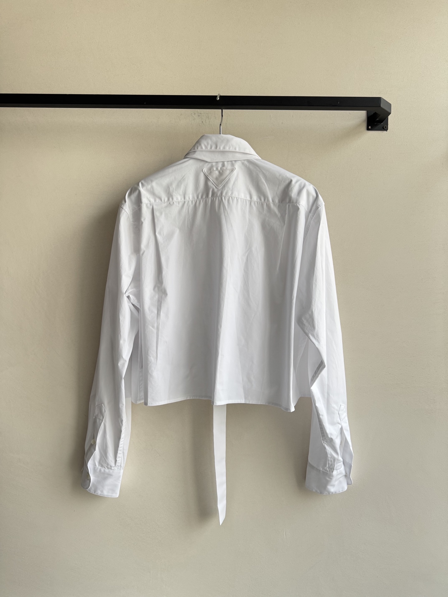 Prad*🆕25秋冬新款 短款蝴蝶结衬衫 后背有经典品牌倒三角标识,衬衣真的是衣柜必不可少的单品！宽松版