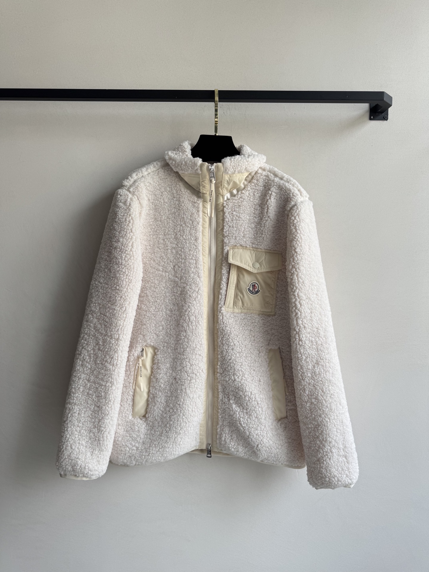 Moncle*🆕25秋冬新款羊羔毛外套 米白色羊羔毛➕尼龙拼接 触感柔软舒适 羊羔绒外套保暖性佳，能轻松