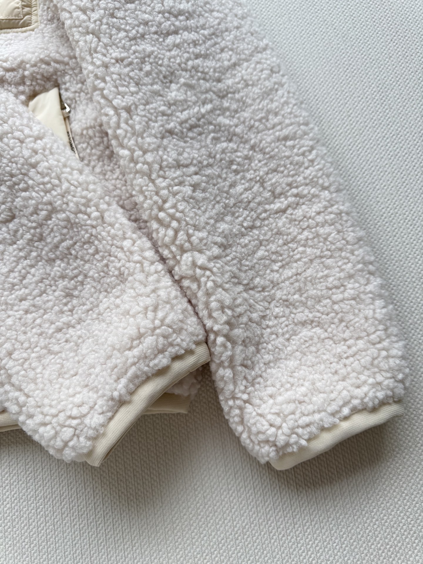 Moncle*🆕25秋冬新款羊羔毛外套 米白色羊羔毛➕尼龙拼接 触感柔软舒适 羊羔绒外套保暖性佳，能轻松