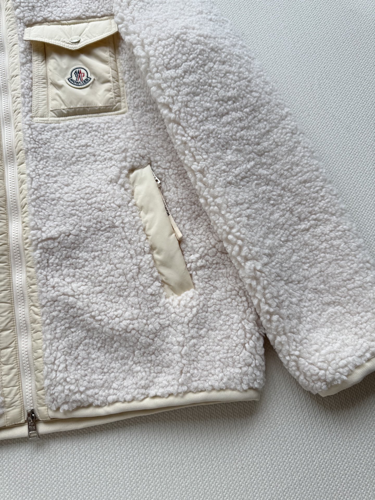 Moncle*🆕25秋冬新款羊羔毛外套 米白色羊羔毛➕尼龙拼接 触感柔软舒适 羊羔绒外套保暖性佳，能轻松