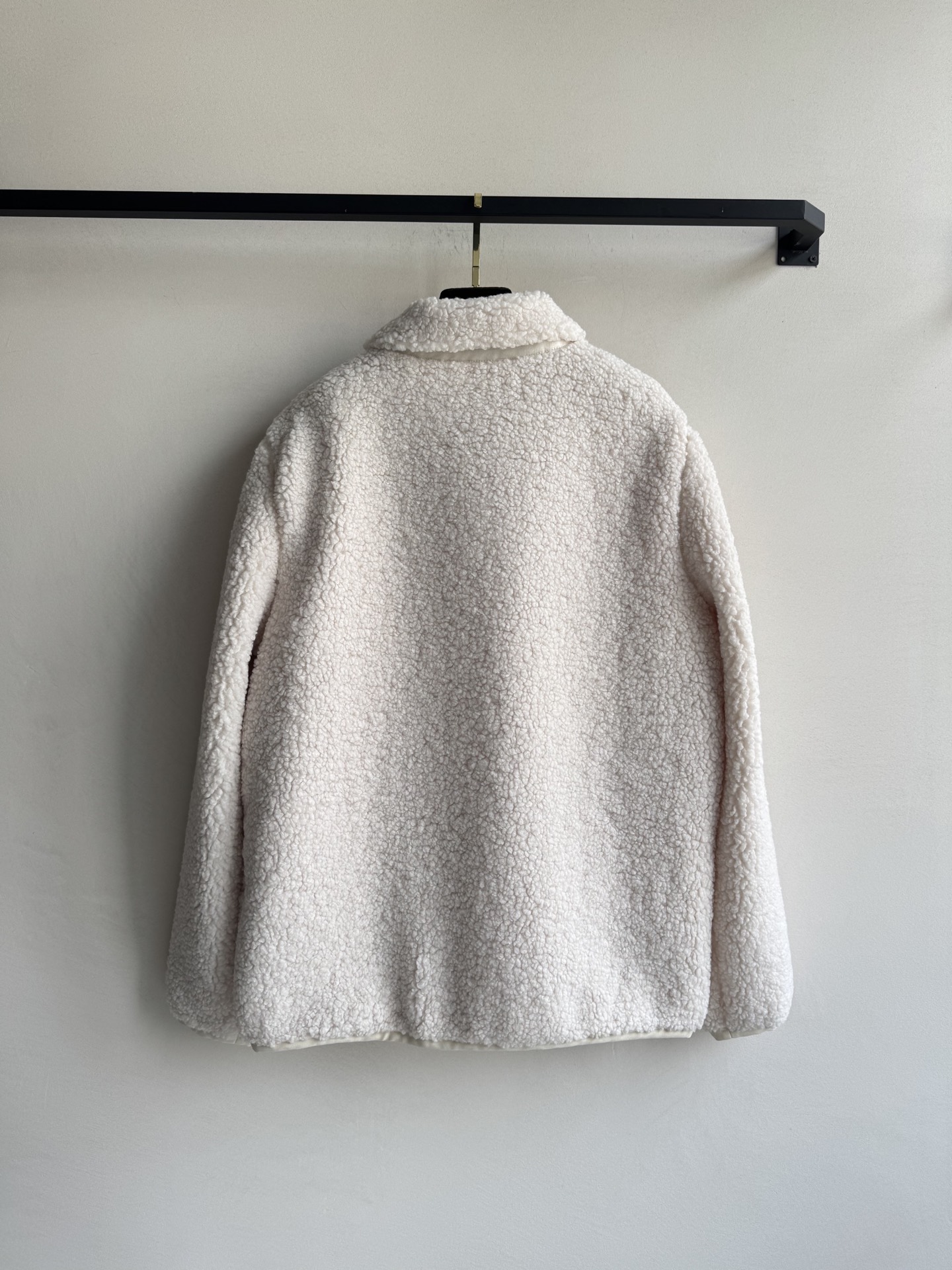 Moncle*🆕25秋冬新款羊羔毛外套 米白色羊羔毛➕尼龙拼接 触感柔软舒适 羊羔绒外套保暖性佳，能轻松