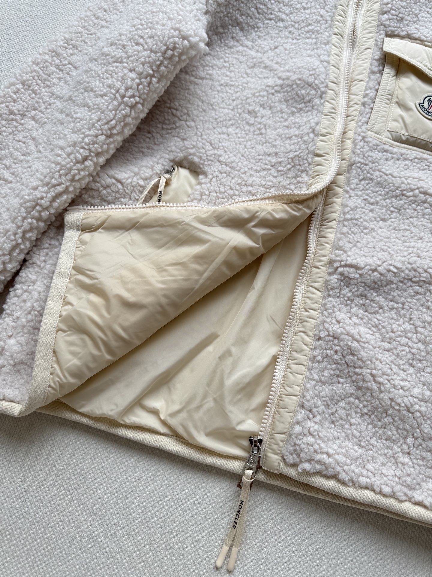 Moncle*🆕25秋冬新款羊羔毛外套 米白色羊羔毛➕尼龙拼接 触感柔软舒适 羊羔绒外套保暖性佳，能轻松