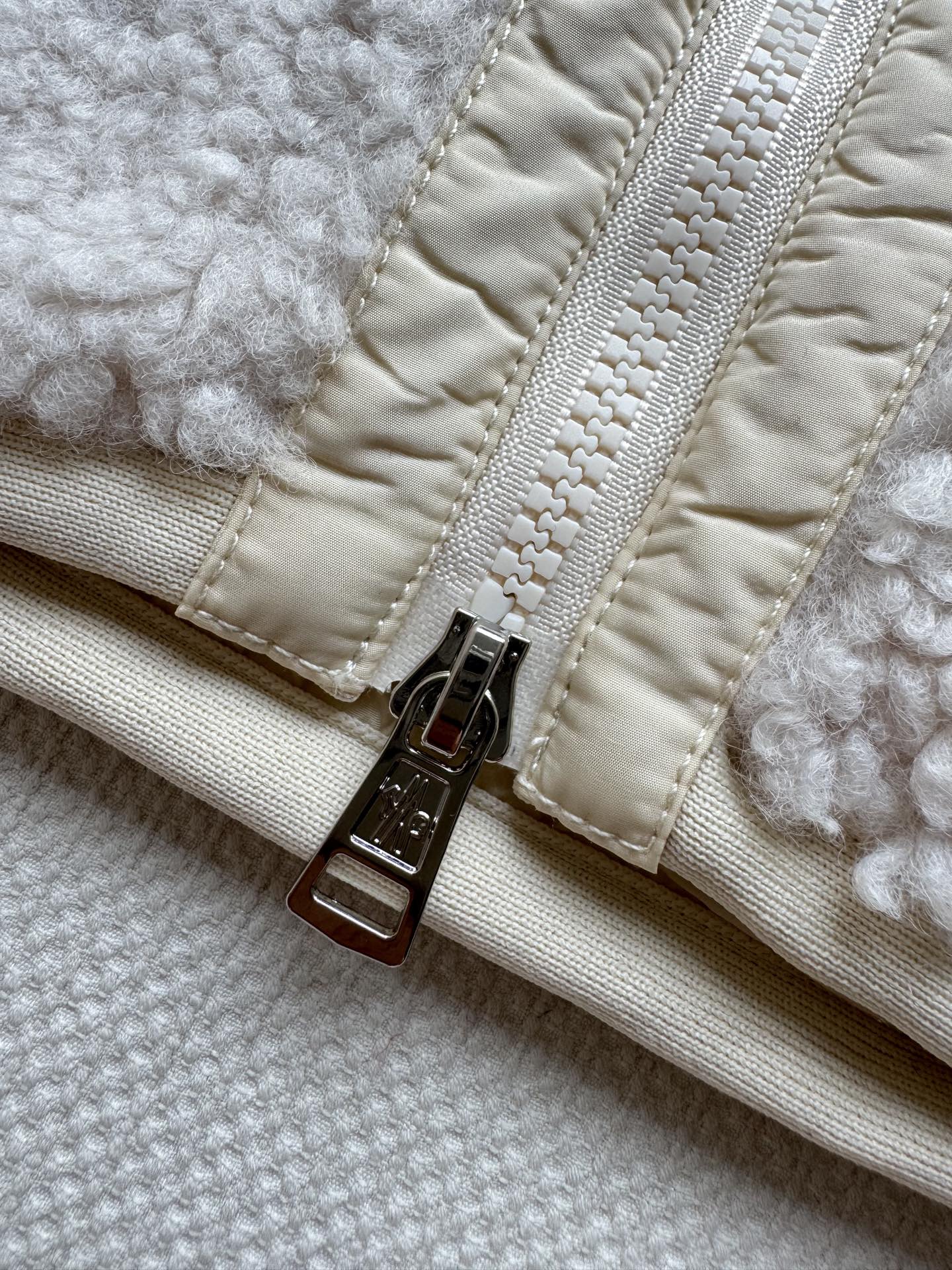 Moncle*🆕25秋冬新款羊羔毛外套 米白色羊羔毛➕尼龙拼接 触感柔软舒适 羊羔绒外套保暖性佳，能轻松