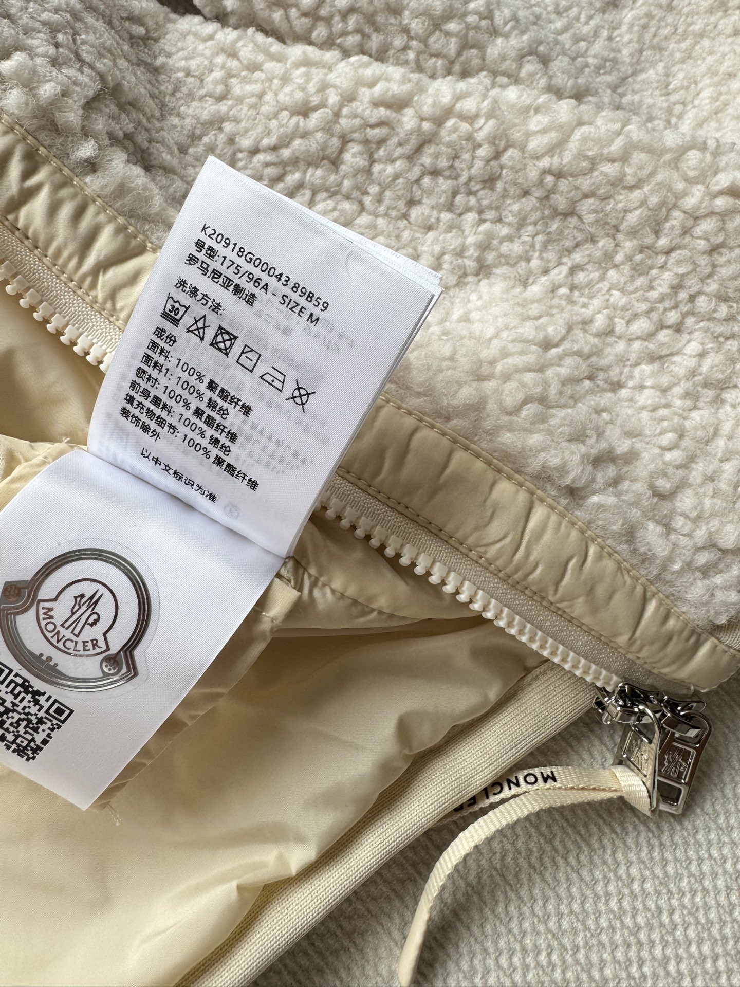 Moncle*🆕25秋冬新款羊羔毛外套 米白色羊羔毛➕尼龙拼接 触感柔软舒适 羊羔绒外套保暖性佳，能轻松