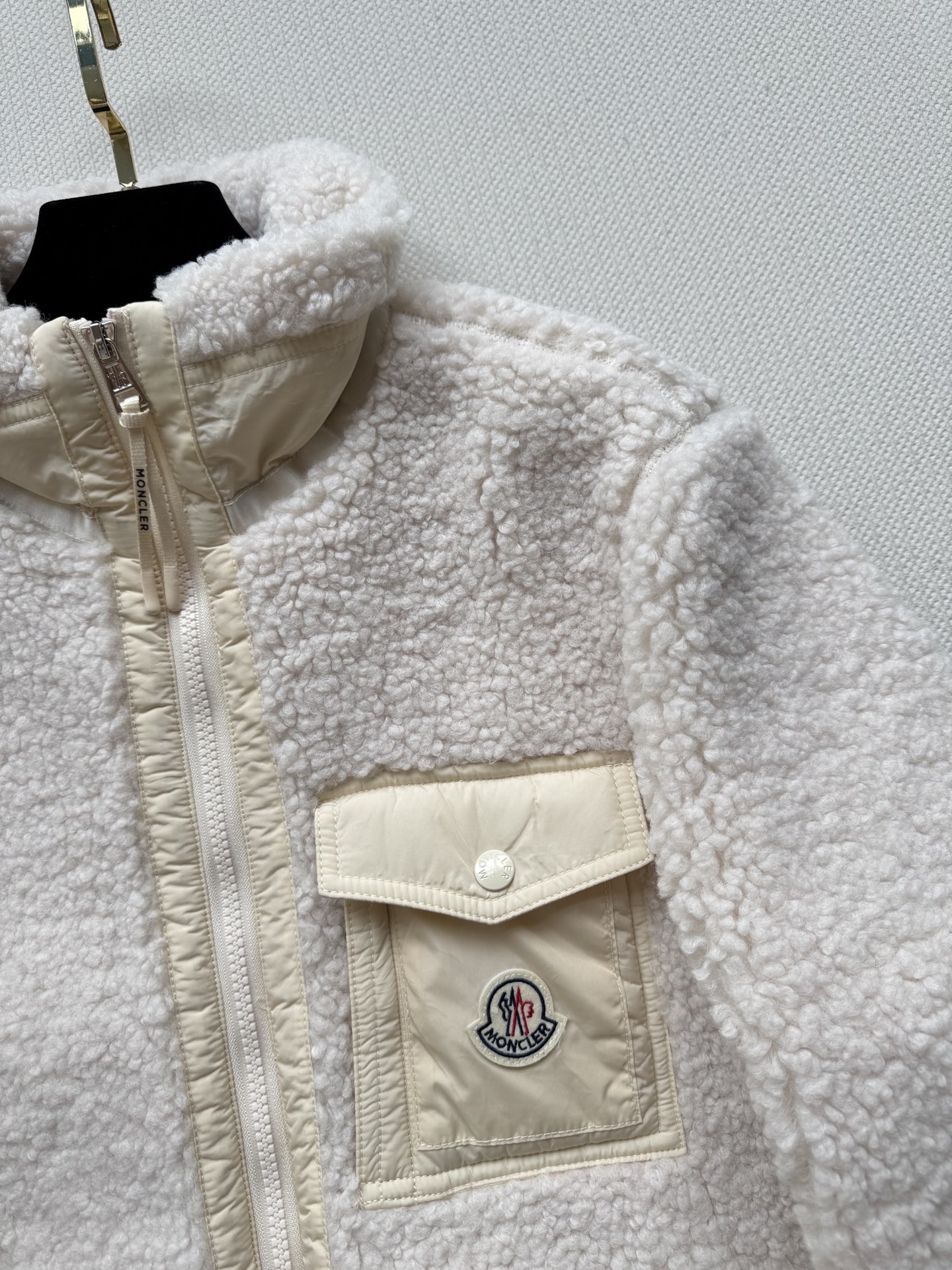 Moncle*🆕25秋冬新款羊羔毛外套 米白色羊羔毛➕尼龙拼接 触感柔软舒适 羊羔绒外套保暖性佳，能轻松